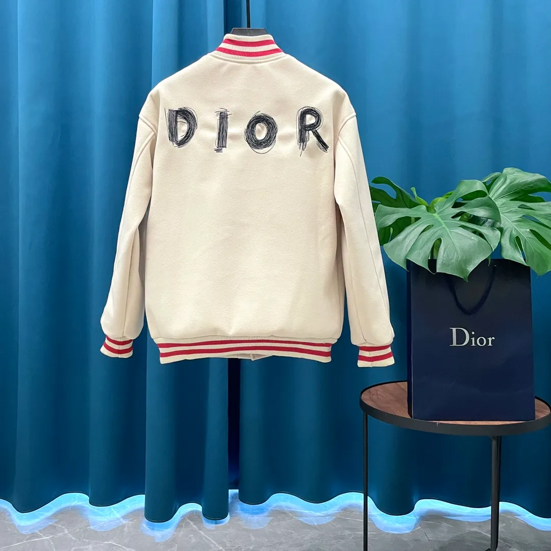🅿️410 Dior➡️Dior runway style baseball jacket. I ordered the original model and took a month to finally ship it. I love it so much. The upper body is really cool. A blogger on Douyin said that LV's new products this year will become the future trend. If you look through street photos, you will find that celebrities regard it as a collectible jacket, a must-have item for men and women who want light luxury for commuting. Developing the highest version on the entire network, it took 1 month to customize and the cost was extremely high. The German imported flat-machine made custom-woven wool jacquard threads, using the first layer of imported lambskin. The pleated texture is unparalleled. It is hand-cut and meticulously crafted. The stitching position is very technical. Whether the whole garment is good or not depends on this position. Top-notch workmanship and details can stand the test. A full set of customized accessories, the letters are clear and perfectly restored without any difference. High-end atmosphere and full grade! The entire dress is exclusively customized with heavy craftsmanship. The towel patch embroidery is perfectly combined with craft embroidery and precise stitching! Absolute craftsmanship quality!