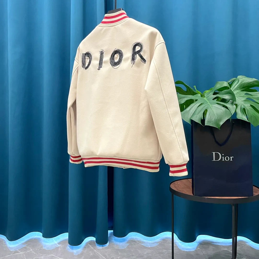🅿️410 Dior➡️Dior runway style baseball jacket. I ordered the original model and took a month to finally ship it. I love it so much. The upper body is really cool. A blogger on Douyin said that LV's new products this year will become the future trend. If you look through street photos, you will find that celebrities regard it as a collectible jacket, a must-have item for men and women who want light luxury for commuting. Developing the highest version on the entire network, it took 1 month to customize and the cost was extremely high. The German imported flat-machine made custom-woven wool jacquard threads, using the first layer of imported lambskin. The pleated texture is unparalleled. It is hand-cut and meticulously crafted. The stitching position is very technical. Whether the whole garment is good or not depends on this position. Top-notch workmanship and details can stand the test. A full set of customized accessories, the letters are clear and perfectly restored without any difference. High-end atmosphere and full grade! The entire dress is exclusively customized with heavy craftsmanship. The towel patch embroidery is perfectly combined with craft embroidery and precise stitching! Absolute craftsmanship quality!