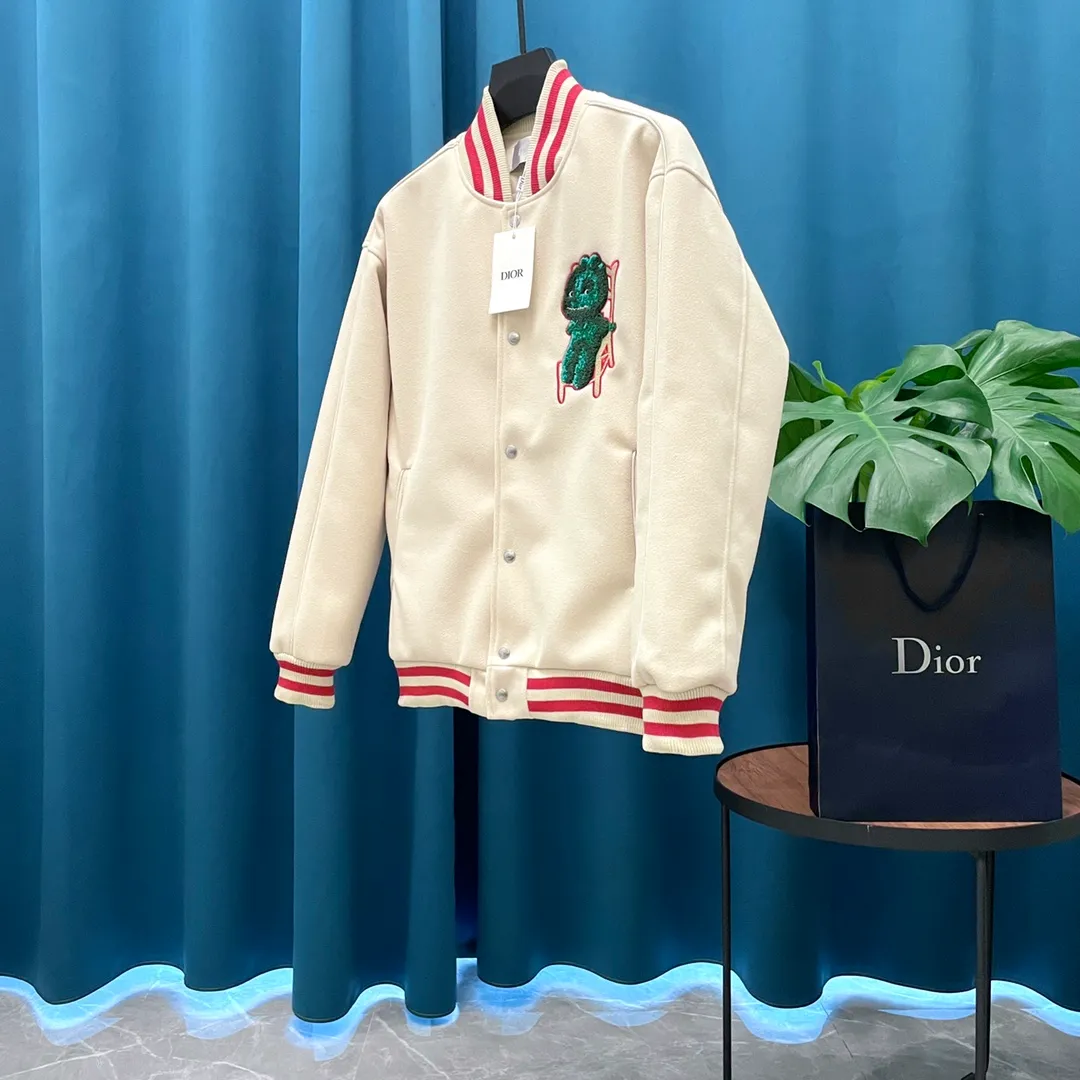 🅿️410 Dior➡️Dior runway style baseball jacket. I ordered the original model and took a month to finally ship it. I love it so much. The upper body is really cool. A blogger on Douyin said that LV's new products this year will become the future trend. If you look through street photos, you will find that celebrities regard it as a collectible jacket, a must-have item for men and women who want light luxury for commuting. Developing the highest version on the entire network, it took 1 month to customize and the cost was extremely high. The German imported flat-machine made custom-woven wool jacquard threads, using the first layer of imported lambskin. The pleated texture is unparalleled. It is hand-cut and meticulously crafted. The stitching position is very technical. Whether the whole garment is good or not depends on this position. Top-notch workmanship and details can stand the test. A full set of customized accessories, the letters are clear and perfectly restored without any difference. High-end atmosphere and full grade! The entire dress is exclusively customized with heavy craftsmanship. The towel patch embroidery is perfectly combined with craft embroidery and precise stitching! Absolute craftsmanship quality!