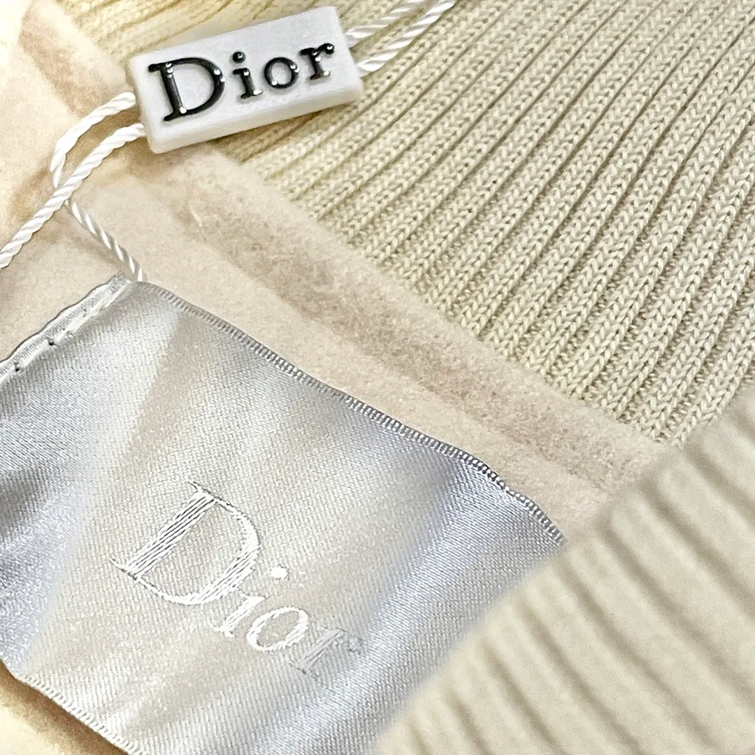 🅿️410 Dior➡️Dior runway style baseball jacket. I ordered the original model and took a month to finally ship it. I love it so much. The upper body is really cool. A blogger on Douyin said that LV's new products this year will become the future trend. If you look through street photos, you will find that celebrities regard it as a collectible jacket, a must-have item for men and women who want light luxury for commuting. Developing the highest version on the entire network, it took 1 month to customize and the cost was extremely high. The German imported flat-machine made custom-woven wool jacquard threads, using the first layer of imported lambskin. The pleated texture is unparalleled. It is hand-cut and meticulously crafted. The stitching position is very technical. Whether the whole garment is good or not depends on this position. Top-notch workmanship and details can stand the test. A full set of customized accessories, the letters are clear and perfectly restored without any difference. High-end atmosphere and full grade! The entire dress is exclusively customized with heavy craftsmanship. The towel patch embroidery is perfectly combined with craft embroidery and precise stitching! Absolute craftsmanship quality!