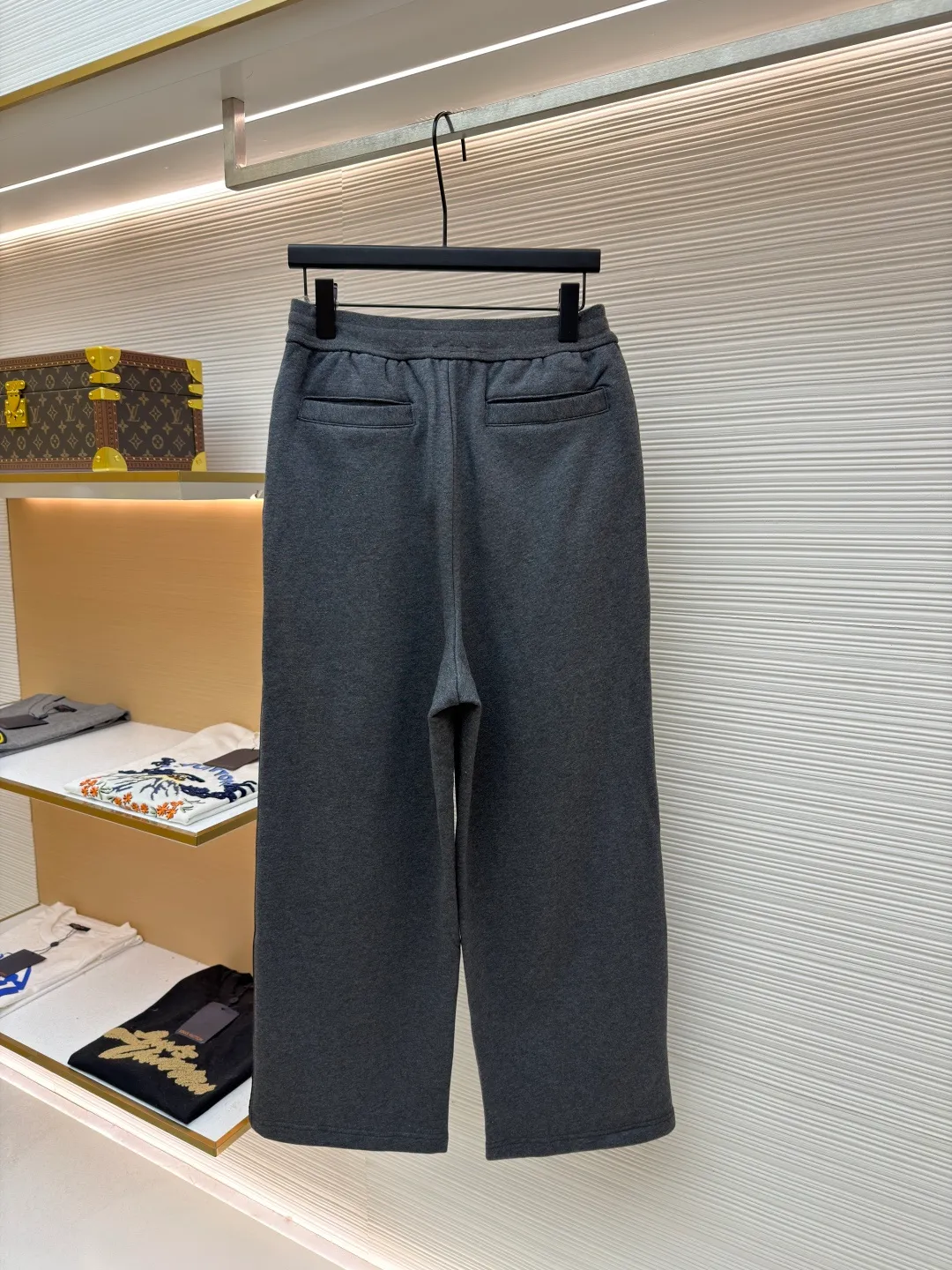 Dior segment dyed yarn discharge printing trousers ●Original version: Purchased and developed for 19500 ●Item number: 1681808-A60 ●Fabric: fine beaded sail cotton fabric ●Technology: reactive discharge printing production ●Version: fitted version ●Weight: about 760 grams ●Size: S-M-L-XL ●Description: The fabric is made of [40s double-strand fine beaded sail cotton], dyed according to the Y version [custom-dyed bulk fabric color], using [batik technology], [open circular mesh CD letter pattern], using [imported slurry], [active discharge printing technology], [enzyme roller washed] ready-made garments, matching [aluminum alloy disc with letter I-shaped buckle], back waist [flat car sticker genuine leather embossed leather plate]. The overall wiring is straight and delicate, the fabric is comfortable and soft, and the color is consistent without color difference. It can be matched with the same style to create a fashionable look and control various occasions. Customized accessories, complete with three standards, same style for men and women!