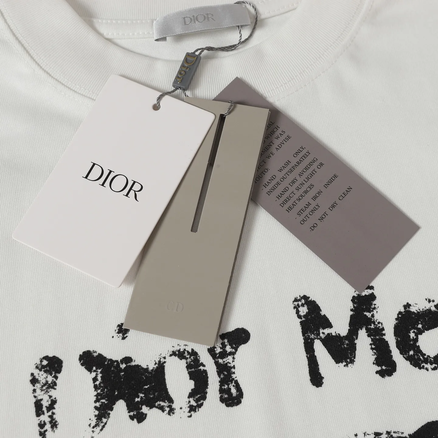 🅿️170 DIOR CD 25ss1947 damaged letter printed short-sleeved T-shirt. The fabric is comfortable and skin-friendly without any strange feeling. Custom-dyed fabric, high textile density, good drape, not easy to deform, thick texture and tight spinning process will not affect the breathability of the fabric. The color saturation is very high. A versatile and good-looking short-sleeved one. The loose version covers the flesh and makes you look slimmer. Same style for men and women. Color: black/white Size: XS-L