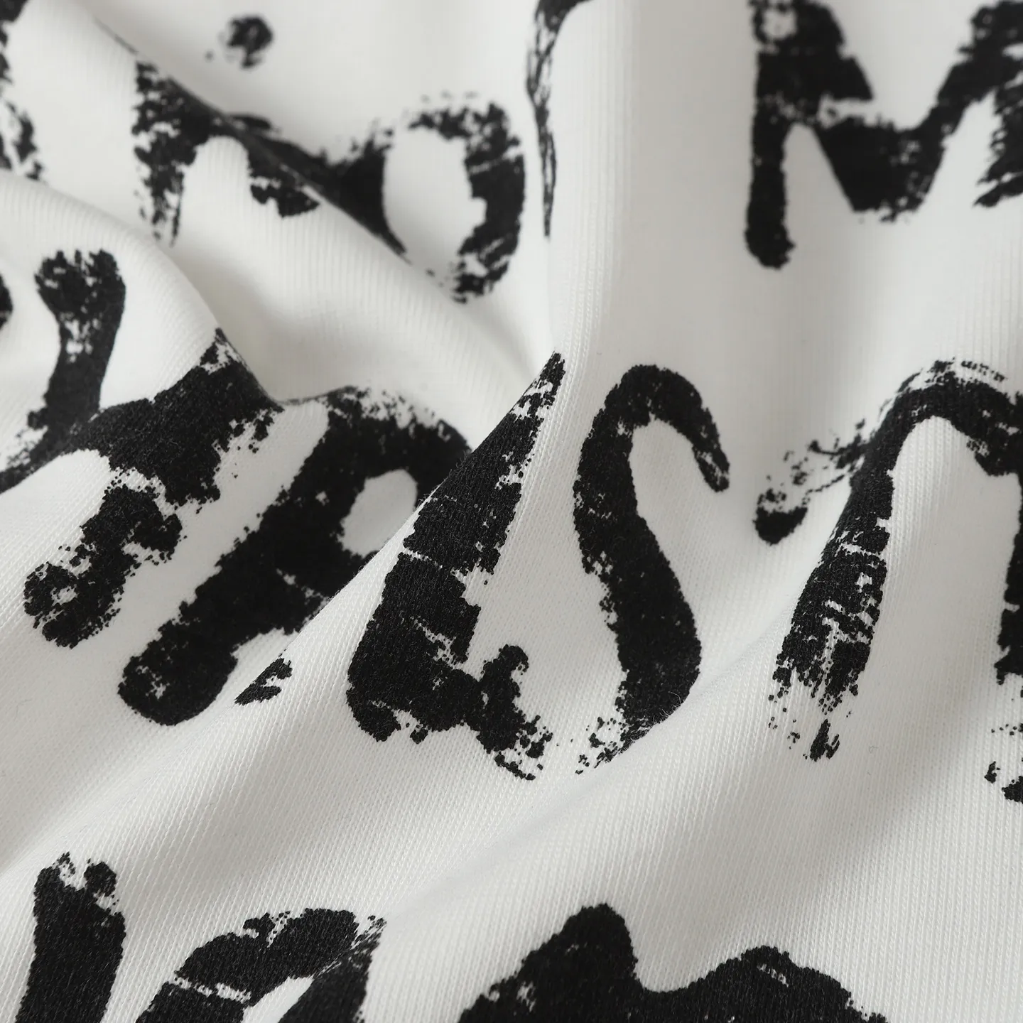 🅿️170 DIOR CD 25ss1947 damaged letter printed short-sleeved T-shirt. The fabric is comfortable and skin-friendly without any strange feeling. Custom-dyed fabric, high textile density, good drape, not easy to deform, thick texture and tight spinning process will not affect the breathability of the fabric. The color saturation is very high. A versatile and good-looking short-sleeved one. The loose version covers the flesh and makes you look slimmer. Same style for men and women. Color: black/white Size: XS-L