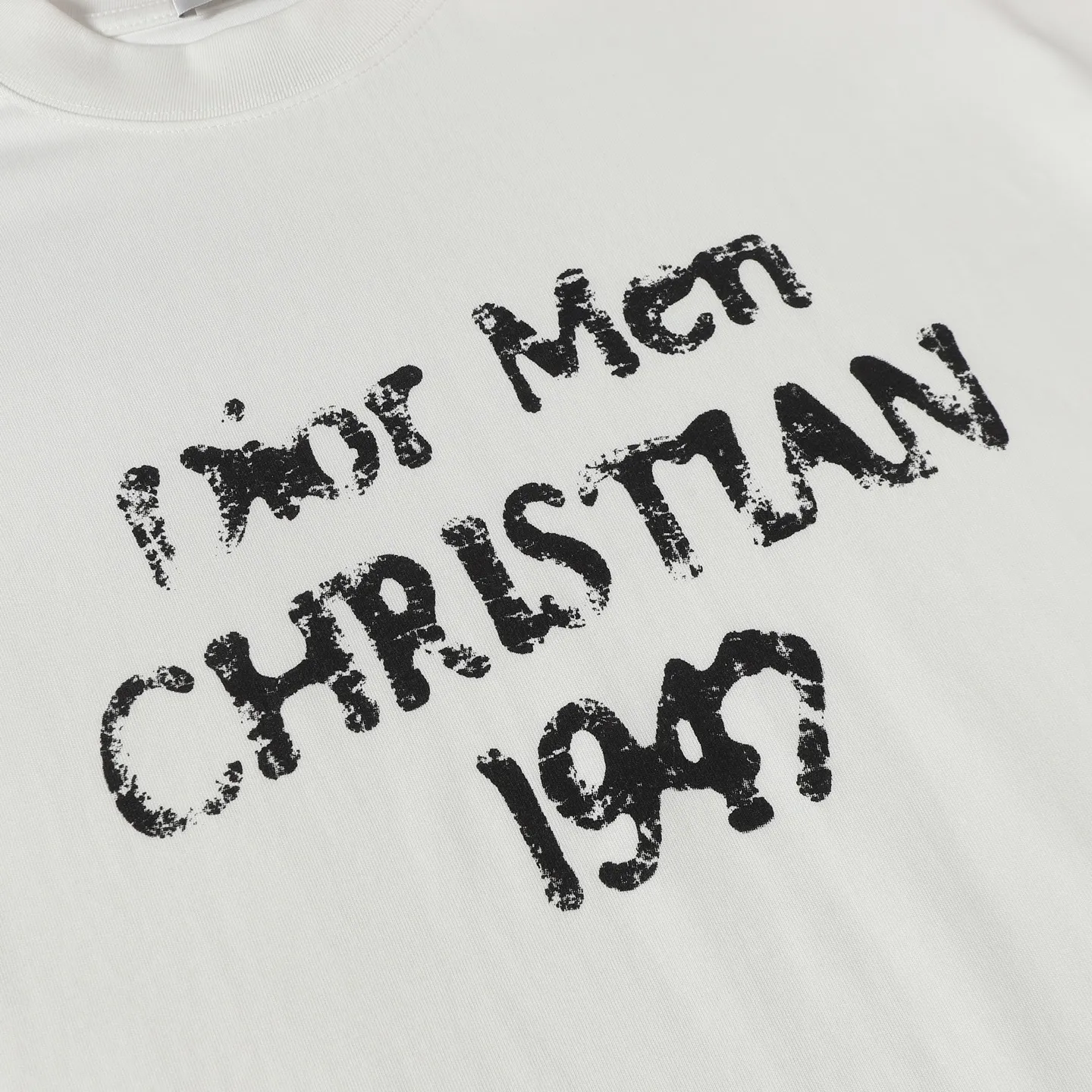 🅿️170 DIOR CD 25ss1947 damaged letter printed short-sleeved T-shirt. The fabric is comfortable and skin-friendly without any strange feeling. Custom-dyed fabric, high textile density, good drape, not easy to deform, thick texture and tight spinning process will not affect the breathability of the fabric. The color saturation is very high. A versatile and good-looking short-sleeved one. The loose version covers the flesh and makes you look slimmer. Same style for men and women. Color: black/white Size: XS-L