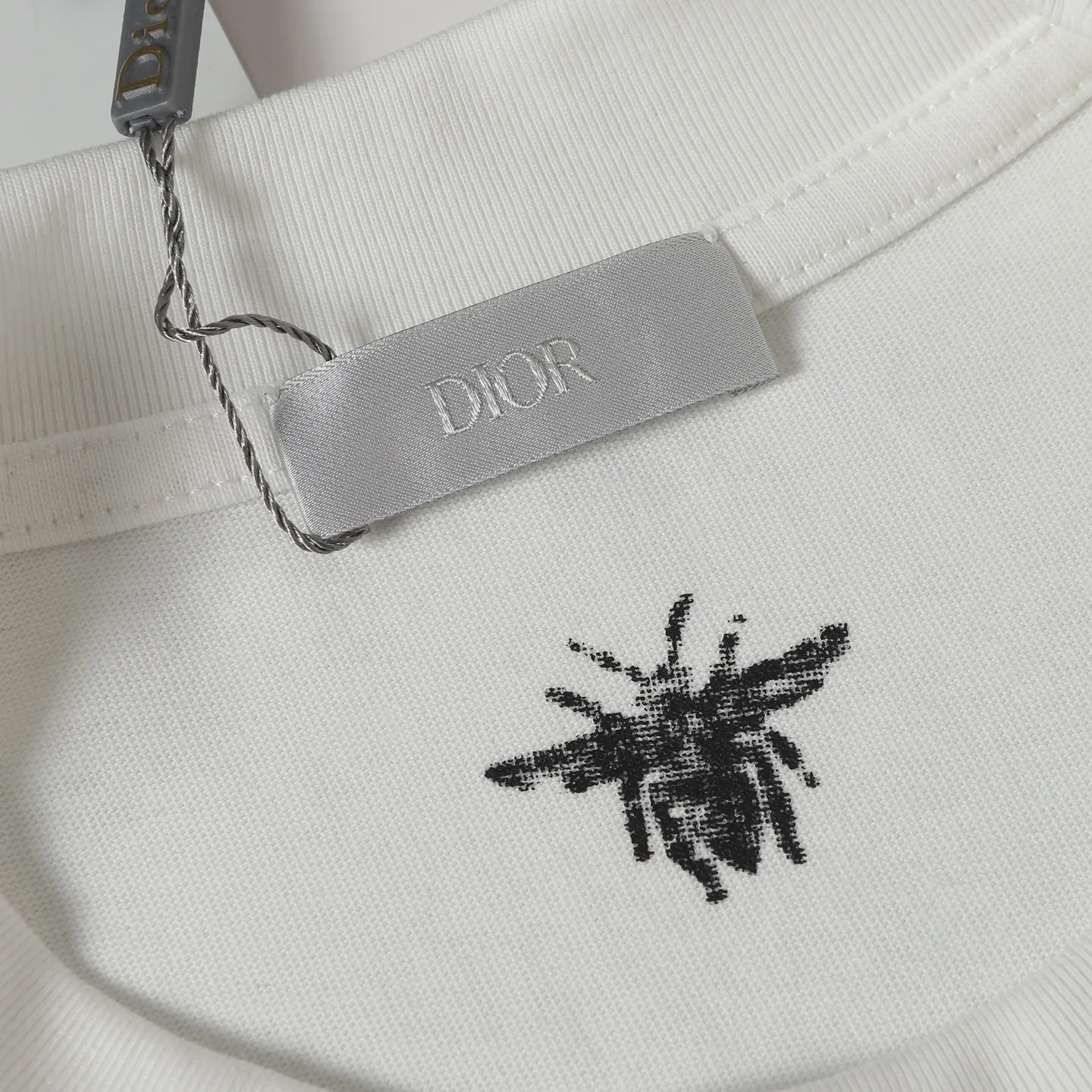 🅿️170 DIOR CD 25ss1947 damaged letter printed short-sleeved T-shirt. The fabric is comfortable and skin-friendly without any strange feeling. Custom-dyed fabric, high textile density, good drape, not easy to deform, thick texture and tight spinning process will not affect the breathability of the fabric. The color saturation is very high. A versatile and good-looking short-sleeved one. The loose version covers the flesh and makes you look slimmer. Same style for men and women. Color: black/white Size: XS-L
