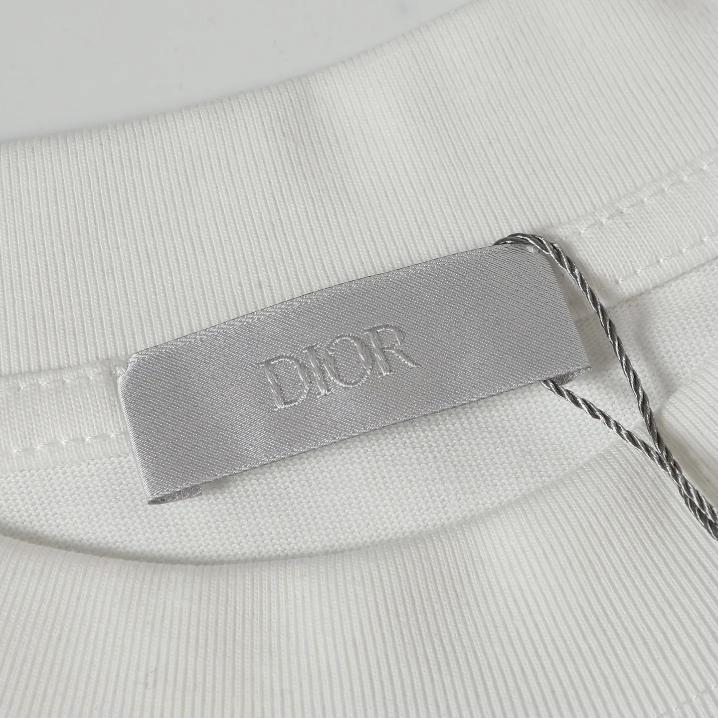 🅿️170 DIOR CD 25ss1947 damaged letter printed short-sleeved T-shirt. The fabric is comfortable and skin-friendly without any strange feeling. Custom-dyed fabric, high textile density, good drape, not easy to deform, thick texture and tight spinning process will not affect the breathability of the fabric. The color saturation is very high. A versatile and good-looking short-sleeved one. The loose version covers the flesh and makes you look slimmer. Same style for men and women. Color: black/white Size: XS-L