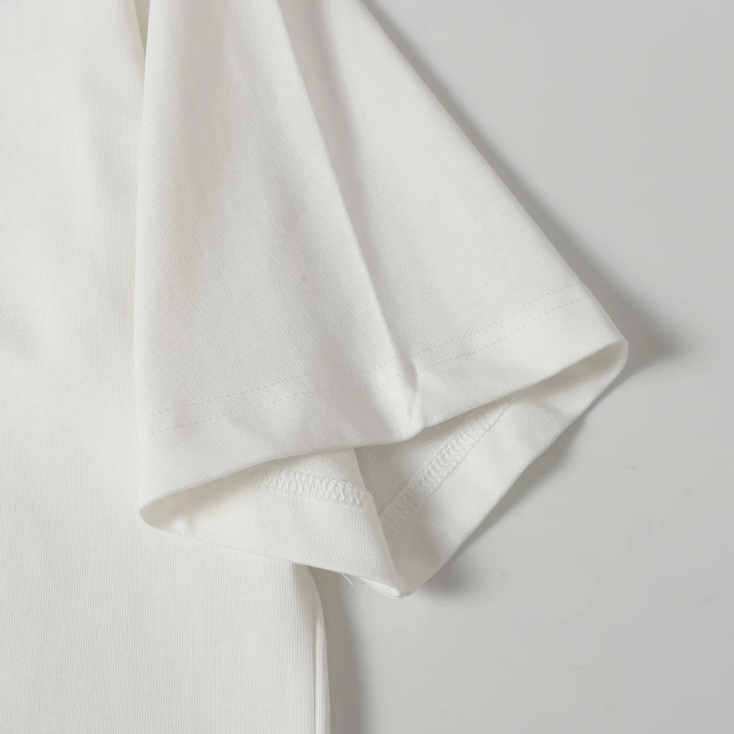 🅿️170 DIOR CD 25ss1947 damaged letter printed short-sleeved T-shirt. The fabric is comfortable and skin-friendly without any strange feeling. Custom-dyed fabric, high textile density, good drape, not easy to deform, thick texture and tight spinning process will not affect the breathability of the fabric. The color saturation is very high. A versatile and good-looking short-sleeved one. The loose version covers the flesh and makes you look slimmer. Same style for men and women. Color: black/white Size: XS-L