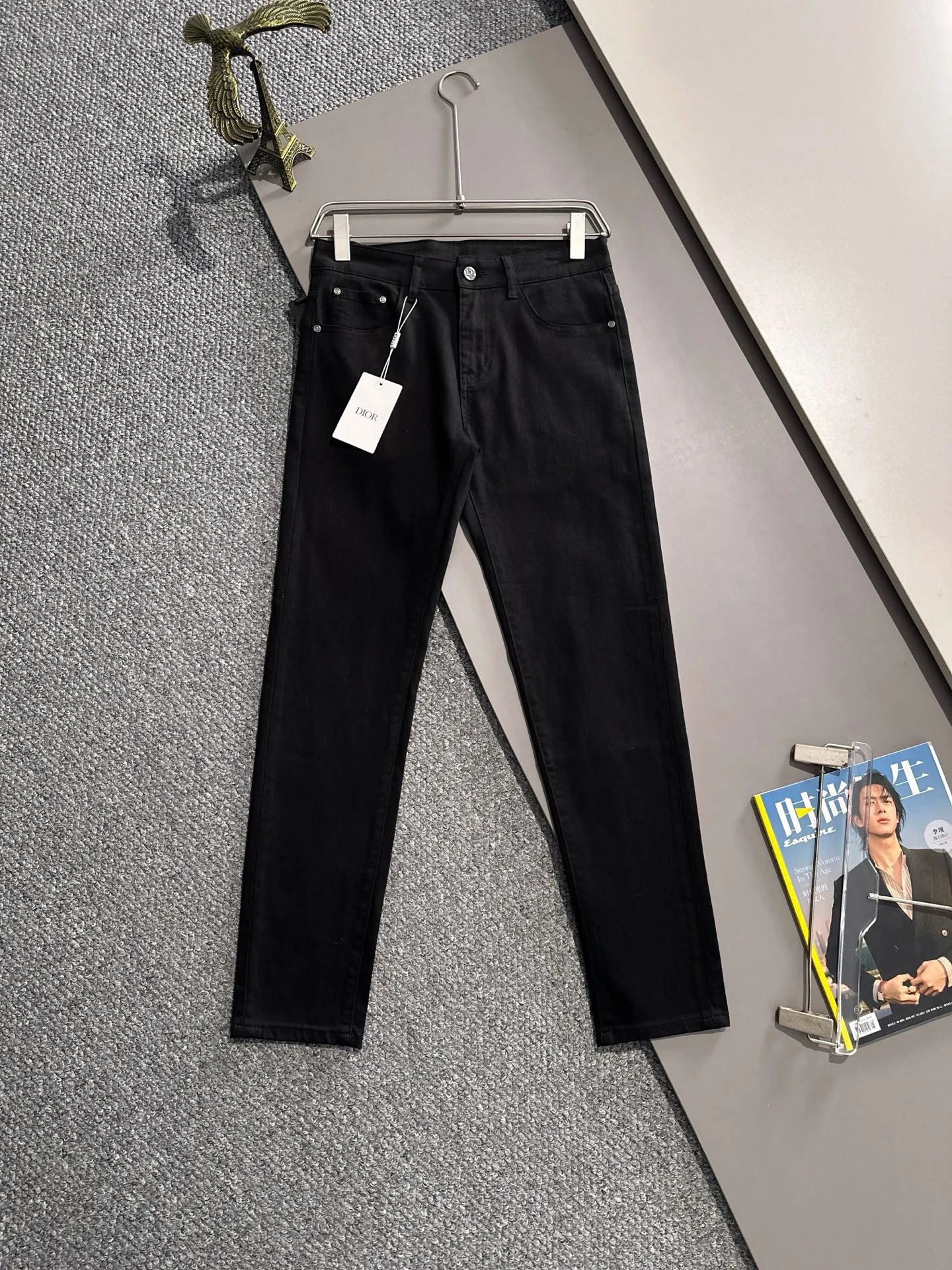 🅿️380 Dior's new 2025 four-season hot brick pocket slim-fit jeans trousers are woven from imported Japanese Denim plain cotton denim fabrics. They are complete with three labels, simple yet elegant, soft, delicate and comfortable, and the upper body is versatile and fashionable! Light luxury, a must-have item for daily commuting! Code number: 28-40 (please state your height and weight when placing an order)