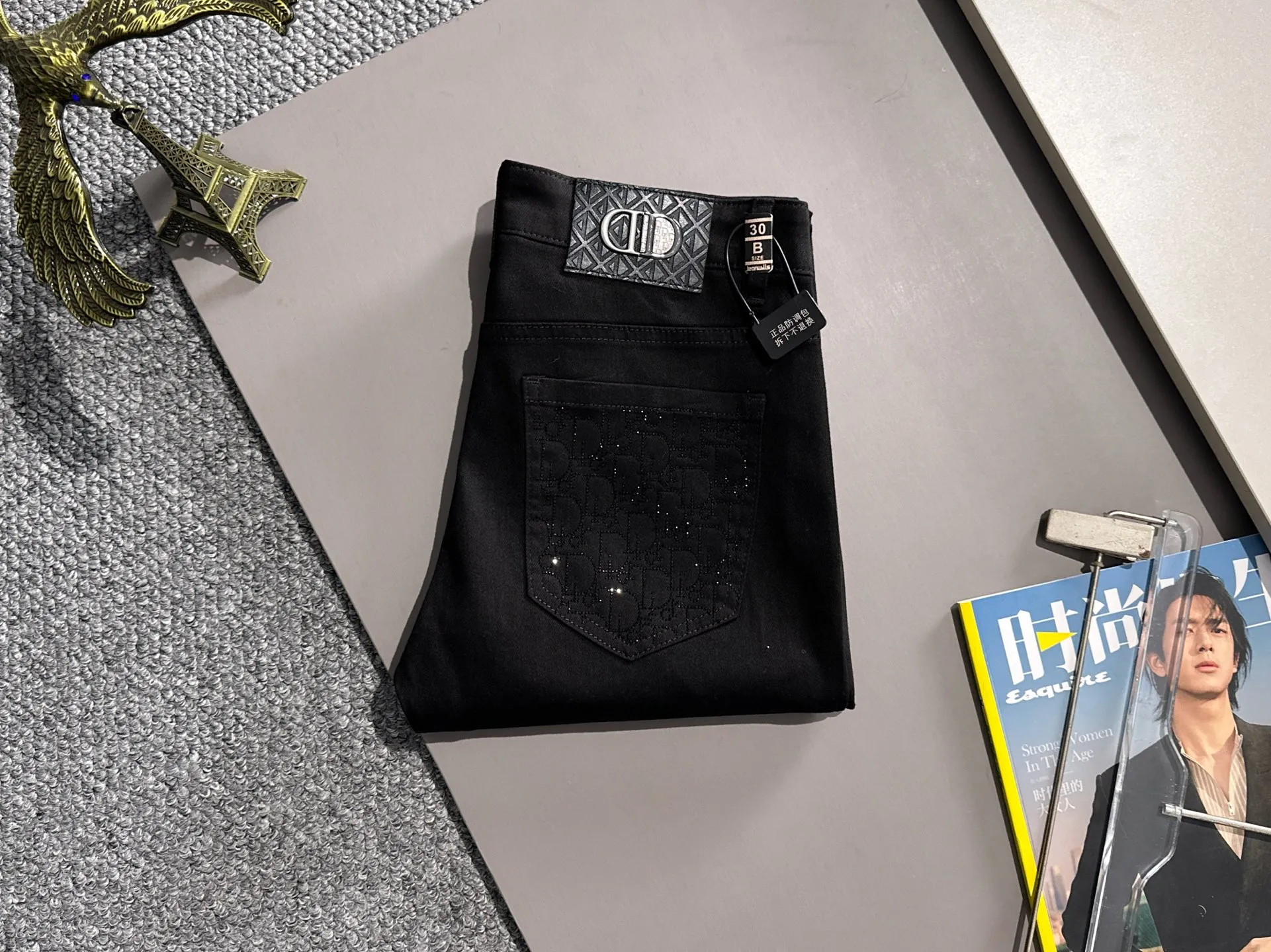 🅿️380 Dior's new 2025 four-season hot brick pocket slim-fit jeans trousers are woven from imported Japanese Denim plain cotton denim fabrics. They are complete with three labels, simple yet elegant, soft, delicate and comfortable, and the upper body is versatile and fashionable! Light luxury, a must-have item for daily commuting! Code number: 28-40 (please state your height and weight when placing an order)