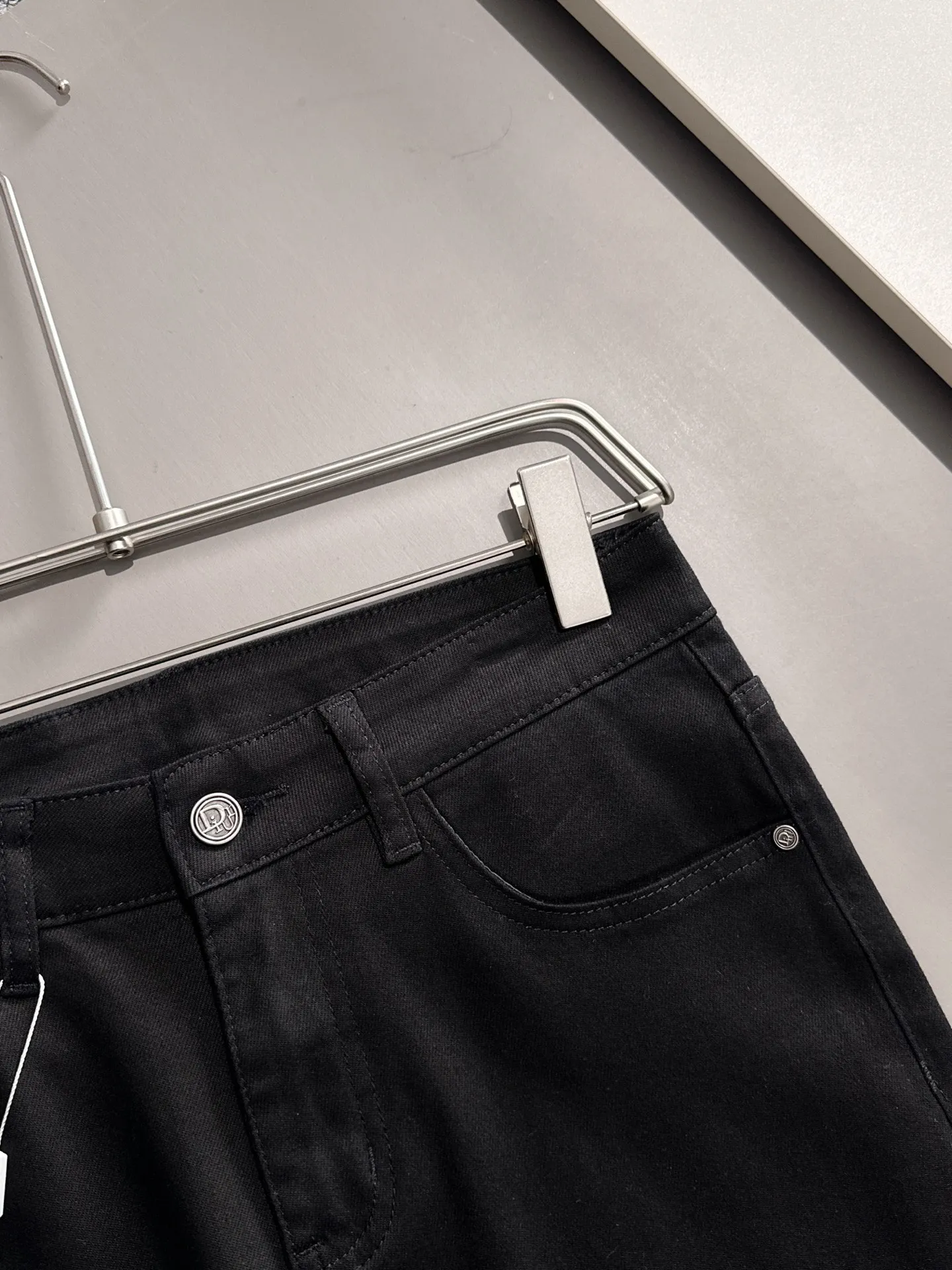 🅿️380 Dior's new 2025 four-season hot brick pocket slim-fit jeans trousers are woven from imported Japanese Denim plain cotton denim fabrics. They are complete with three labels, simple yet elegant, soft, delicate and comfortable, and the upper body is versatile and fashionable! Light luxury, a must-have item for daily commuting! Code number: 28-40 (please state your height and weight when placing an order)