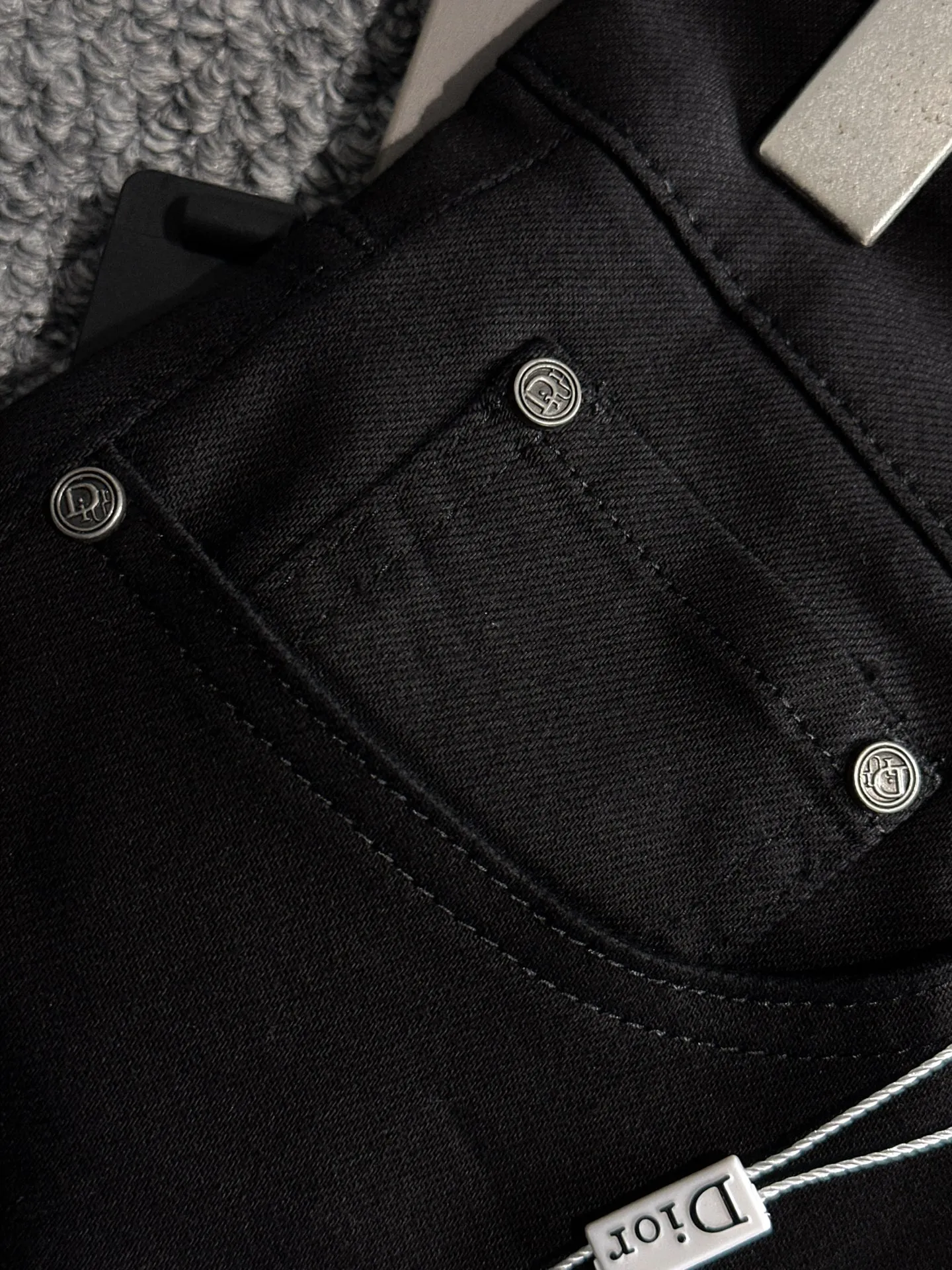 🅿️380 Dior's new 2025 four-season hot brick pocket slim-fit jeans trousers are woven from imported Japanese Denim plain cotton denim fabrics. They are complete with three labels, simple yet elegant, soft, delicate and comfortable, and the upper body is versatile and fashionable! Light luxury, a must-have item for daily commuting! Code number: 28-40 (please state your height and weight when placing an order)