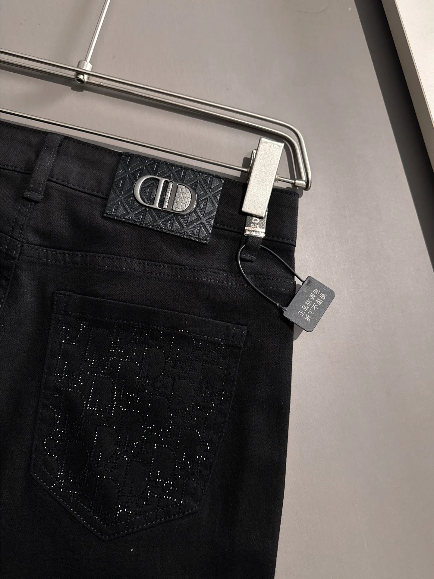 🅿️380 Dior's new 2025 four-season hot brick pocket slim-fit jeans trousers are woven from imported Japanese Denim plain cotton denim fabrics. They are complete with three labels, simple yet elegant, soft, delicate and comfortable, and the upper body is versatile and fashionable! Light luxury, a must-have item for daily commuting! Code number: 28-40 (please state your height and weight when placing an order)