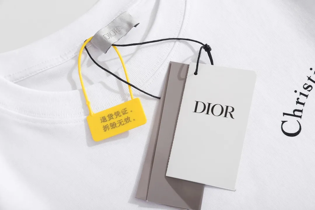 🅿️190 (with suitcase +5) CD slogan printed short-sleeved T-shirt. Fabric: Specification uses 16-count single yarn, 230g, 100% cotton. Lamborghini in knitting. If you can’t find it in stock in the market, you must have it custom-woven and dyed! The fabric was taken back and washed, and there was a layer of white mist on the surface, which was consistent with the original product. It belongs to a highly sensitive special color system and is the most difficult challenge in the industry. Our requirement for the fabric is that it must be consistent under UV light d65 light... Different light colors are consistent with the colors displayed by zp. The market is the most consistent under primary color lights! Imported dyes were used, and it only took half a month to adjust the color. It is impossible to achieve this color with ordinary dyes, and it was changed nearly seven or eight times! You can imagine how difficult it is to operate this one! The fabric cost is twice that of ordinary color fabrics, and the cost is extremely expensive! I can’t claim that the fabric restoration is 100%, but I’m sure it’s 98% consistent! zpEvery item has differences, not to mention us! At present, I have not seen any color in the market that is closer to ZP than ours. All major versions are welcome to come and compare 🆚 Printing: Using imported glue, no burrs, the printing texture is clearly visible, the printing details can be seen in the picture, and even the appraiser can’t fault it! The wiring workmanship is completely consistent with ZP, with 0 errors. I supervise the whole process and it is impeccable! Size: XS S M L