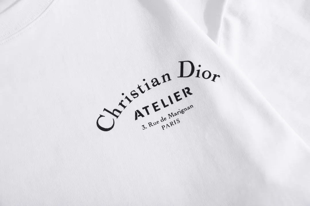 🅿️190 (with suitcase +5) CD slogan printed short-sleeved T-shirt. Fabric: Specification uses 16-count single yarn, 230g, 100% cotton. Lamborghini in knitting. If you can’t find it in stock in the market, you must have it custom-woven and dyed! The fabric was taken back and washed, and there was a layer of white mist on the surface, which was consistent with the original product. It belongs to a highly sensitive special color system and is the most difficult challenge in the industry. Our requirement for the fabric is that it must be consistent under UV light d65 light... Different light colors are consistent with the colors displayed by zp. The market is the most consistent under primary color lights! Imported dyes were used, and it only took half a month to adjust the color. It is impossible to achieve this color with ordinary dyes, and it was changed nearly seven or eight times! You can imagine how difficult it is to operate this one! The fabric cost is twice that of ordinary color fabrics, and the cost is extremely expensive! I can’t claim that the fabric restoration is 100%, but I’m sure it’s 98% consistent! zpEvery item has differences, not to mention us! At present, I have not seen any color in the market that is closer to ZP than ours. All major versions are welcome to come and compare 🆚 Printing: Using imported glue, no burrs, the printing texture is clearly visible, the printing details can be seen in the picture, and even the appraiser can’t fault it! The wiring workmanship is completely consistent with ZP, with 0 errors. I supervise the whole process and it is impeccable! Size: XS S M L