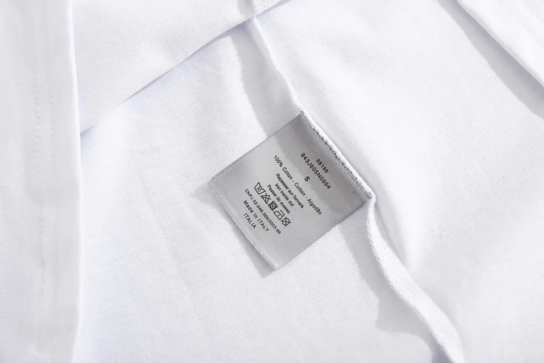 🅿️190 (with suitcase +5) CD slogan printed short-sleeved T-shirt. Fabric: Specification uses 16-count single yarn, 230g, 100% cotton. Lamborghini in knitting. If you can’t find it in stock in the market, you must have it custom-woven and dyed! The fabric was taken back and washed, and there was a layer of white mist on the surface, which was consistent with the original product. It belongs to a highly sensitive special color system and is the most difficult challenge in the industry. Our requirement for the fabric is that it must be consistent under UV light d65 light... Different light colors are consistent with the colors displayed by zp. The market is the most consistent under primary color lights! Imported dyes were used, and it only took half a month to adjust the color. It is impossible to achieve this color with ordinary dyes, and it was changed nearly seven or eight times! You can imagine how difficult it is to operate this one! The fabric cost is twice that of ordinary color fabrics, and the cost is extremely expensive! I can’t claim that the fabric restoration is 100%, but I’m sure it’s 98% consistent! zpEvery item has differences, not to mention us! At present, I have not seen any color in the market that is closer to ZP than ours. All major versions are welcome to come and compare 🆚 Printing: Using imported glue, no burrs, the printing texture is clearly visible, the printing details can be seen in the picture, and even the appraiser can’t fault it! The wiring workmanship is completely consistent with ZP, with 0 errors. I supervise the whole process and it is impeccable! Size: XS S M L