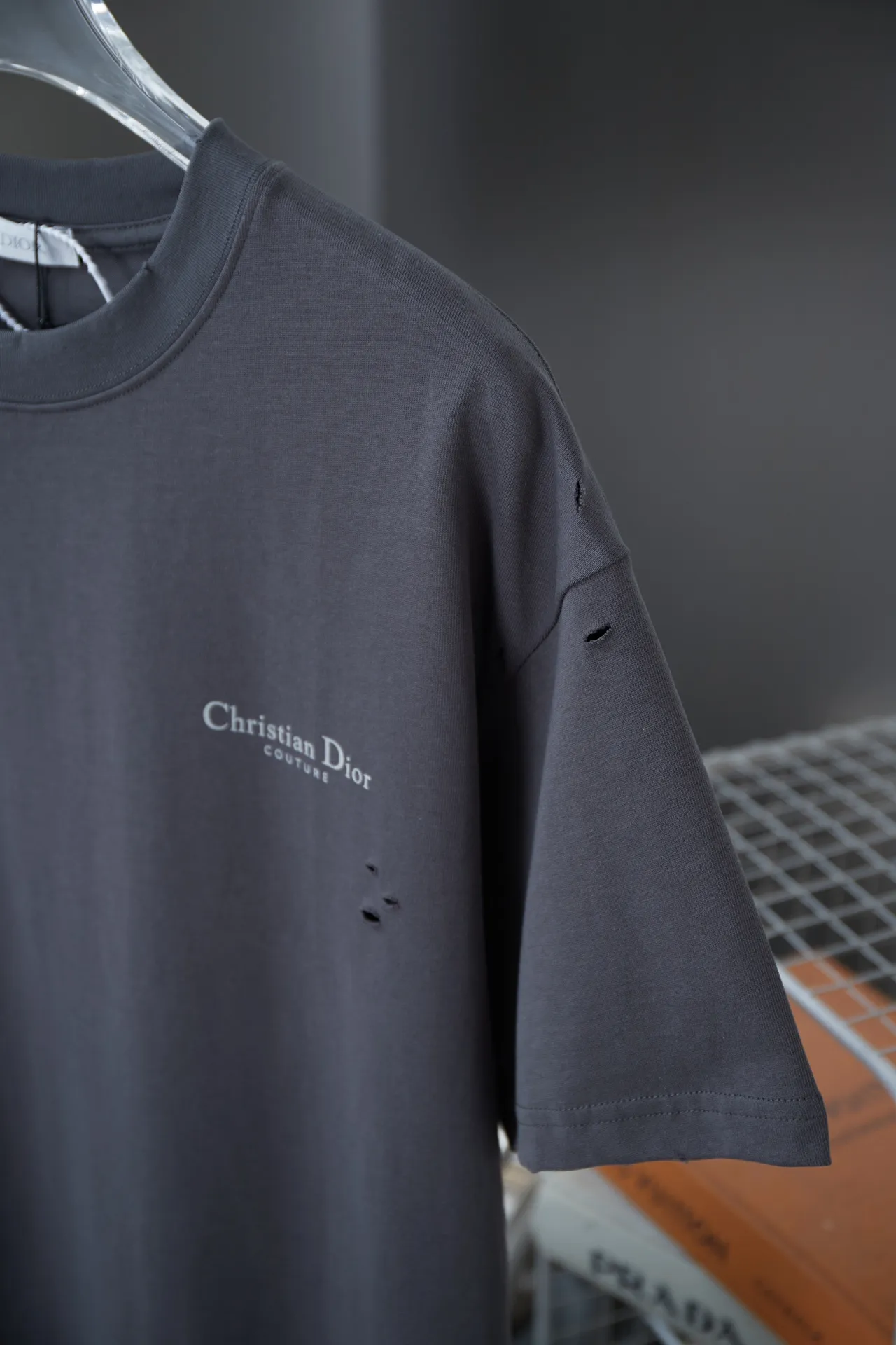 🅿️170 D＊or CD 25SS early spring new style joint series lily of the valley lettering logo frayed short sleeves light luxury essential item for daily commuting for men and women correct version welcome to compare detailed features · 320g 100% pure cotton double yarn jersey fabric · custom dyed in the same vat with special thickened 32 count double strand 1X1 thread · artificial hand printing screen printing lily of the valley lettering logo pattern · Cut all over, edged cuffs · Double-needle stitching across seams · Original main mark, washed tag, branded moisture-proof paper packaging Color: White/Iron Gray Size: S/M/L/XL