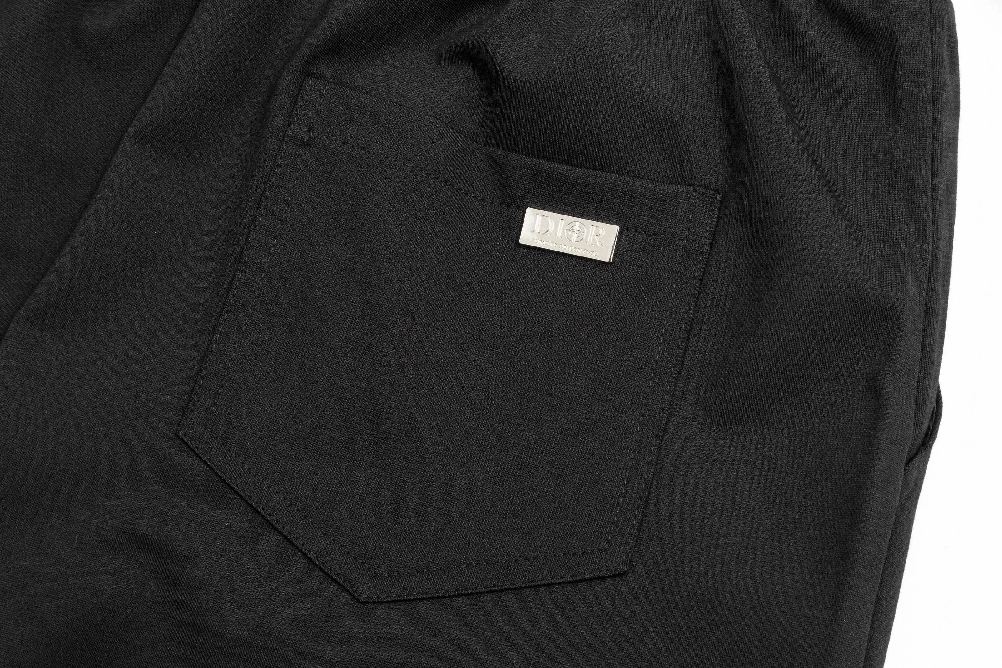 🅿️190 2025 Dior Dior new knitted shorts, customized fabrics, knitted technology and printed logo. The version is tight and three-dimensional, with straight stripe splicing. The customized trouser cord hardware has strong texture and smoothness. The upper body is comfortable and breathable. It has a concave and convex three-dimensional feel. It is suitable for fashionable and casual wear. Color: Black-White Size: M-4XL