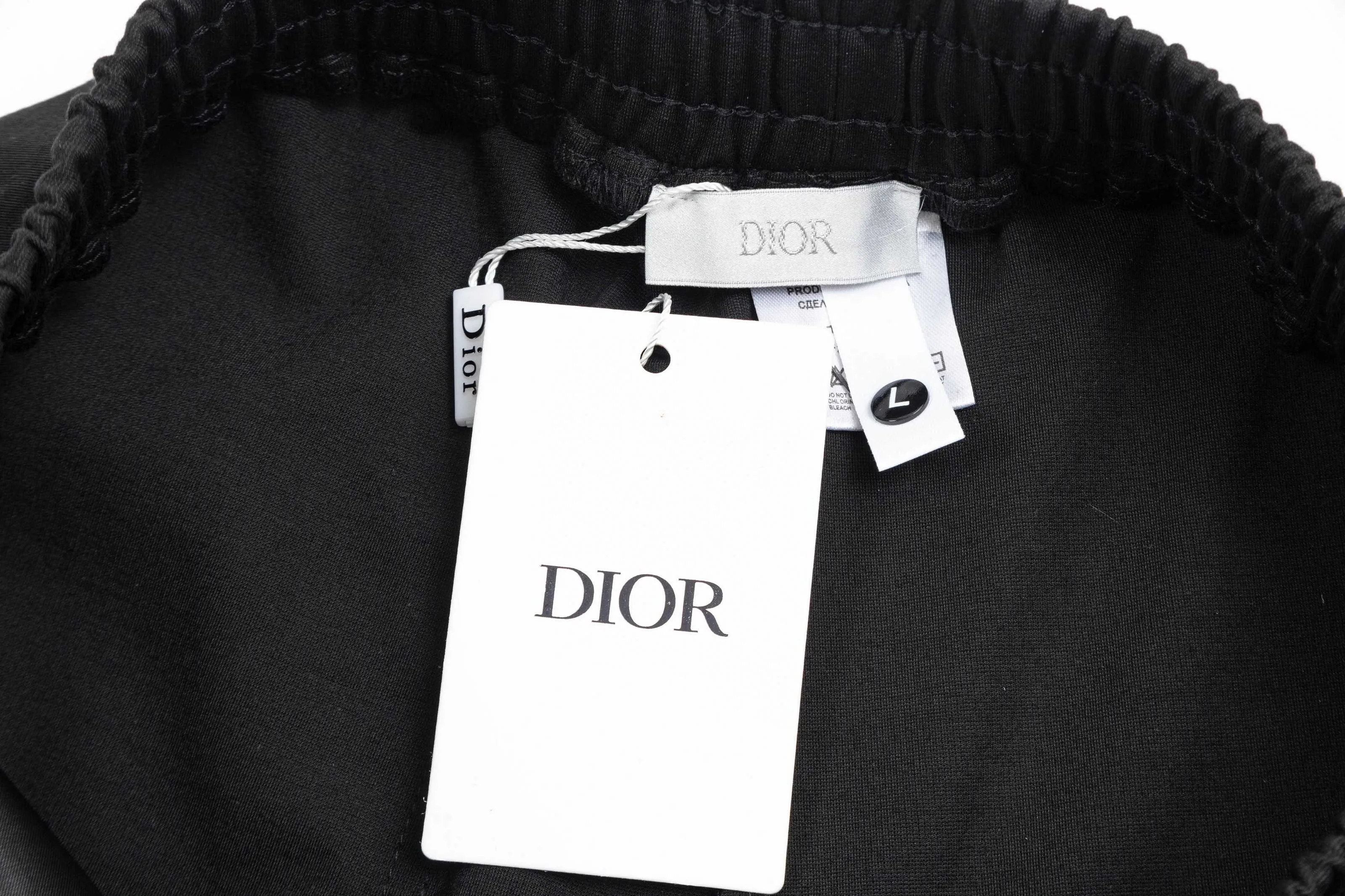 🅿️190 2025 Dior Dior new knitted shorts, customized fabrics, knitted technology and printed logo. The version is tight and three-dimensional, with straight stripe splicing. The customized trouser cord hardware has strong texture and smoothness. The upper body is comfortable and breathable. It has a concave and convex three-dimensional feel. It is suitable for fashionable and casual wear. Color: Black-White Size: M-4XL