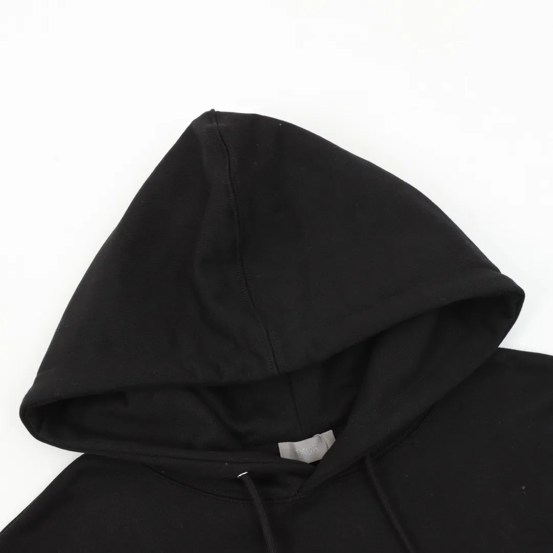 🅿️540 Dior/Dior 22Fw gradient floral letter embroidery hooded sweatshirt The front pattern uses imported embroidery thread, and the Di** pattern is made by the 100,000-needle embroidery process. Based on the embroidery, disperse dyes are combined to create the original gradient effect. The effect is made on the printing paper with disperse dyes and printing inks. The dye on the transfer paper is sublimated and transferred to the fabric through a machine at such a high temperature of about 210°C (400T). Disperse dyes are the only way to achieve this. Sublimated dyes are, in a sense, the only dyes that can be used for thermal transfer printing. Therefore, this process can only be used on fabrics composed of fibers that have an affinity for this type of dye. After thermal transfer, it is returned to the embroidery machine and embellished with thick needle embroidery. This gives the rough feeling of hand embroidery, combined with the design elements of imitation hand embroidery, and the overall effect is the ultimate. The upper body is fashionable and elegant, handsome and neat. Exclusive item, same style for men and women! Size:S-XL