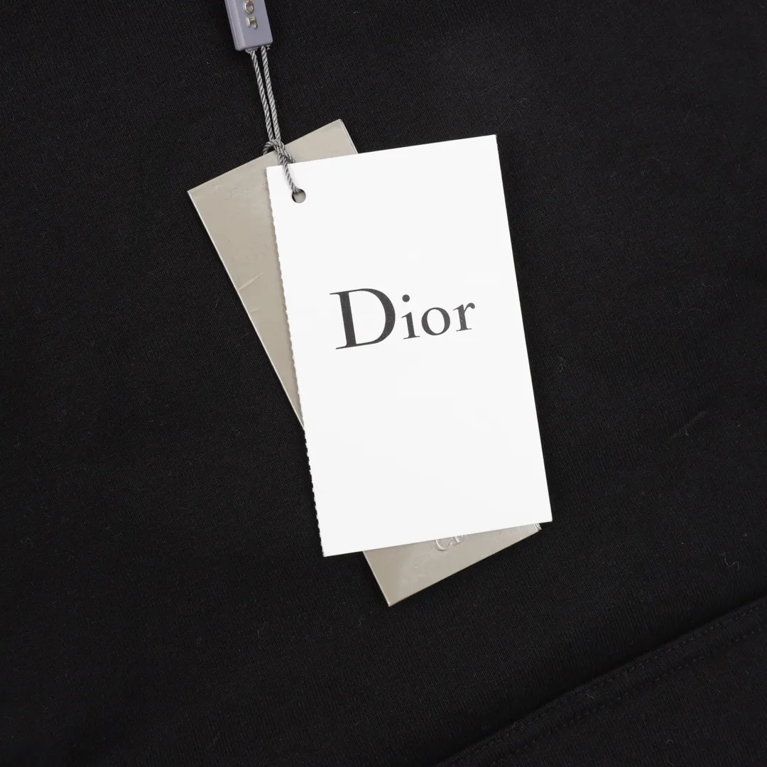 🅿️540 Dior/Dior 22Fw gradient floral letter embroidery hooded sweatshirt The front pattern uses imported embroidery thread, and the Di** pattern is made by the 100,000-needle embroidery process. Based on the embroidery, disperse dyes are combined to create the original gradient effect. The effect is made on the printing paper with disperse dyes and printing inks. The dye on the transfer paper is sublimated and transferred to the fabric through a machine at such a high temperature of about 210°C (400T). Disperse dyes are the only way to achieve this. Sublimated dyes are, in a sense, the only dyes that can be used for thermal transfer printing. Therefore, this process can only be used on fabrics composed of fibers that have an affinity for this type of dye. After thermal transfer, it is returned to the embroidery machine and embellished with thick needle embroidery. This gives the rough feeling of hand embroidery, combined with the design elements of imitation hand embroidery, and the overall effect is the ultimate. The upper body is fashionable and elegant, handsome and neat. Exclusive item, same style for men and women! Size:S-XL