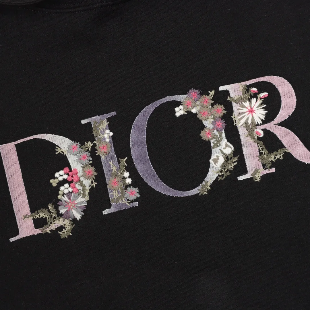 🅿️540 Dior/Dior 22Fw gradient floral letter embroidery hooded sweatshirt The front pattern uses imported embroidery thread, and the Di** pattern is made by the 100,000-needle embroidery process. Based on the embroidery, disperse dyes are combined to create the original gradient effect. The effect is made on the printing paper with disperse dyes and printing inks. The dye on the transfer paper is sublimated and transferred to the fabric through a machine at such a high temperature of about 210°C (400T). Disperse dyes are the only way to achieve this. Sublimated dyes are, in a sense, the only dyes that can be used for thermal transfer printing. Therefore, this process can only be used on fabrics composed of fibers that have an affinity for this type of dye. After thermal transfer, it is returned to the embroidery machine and embellished with thick needle embroidery. This gives the rough feeling of hand embroidery, combined with the design elements of imitation hand embroidery, and the overall effect is the ultimate. The upper body is fashionable and elegant, handsome and neat. Exclusive item, same style for men and women! Size:S-XL