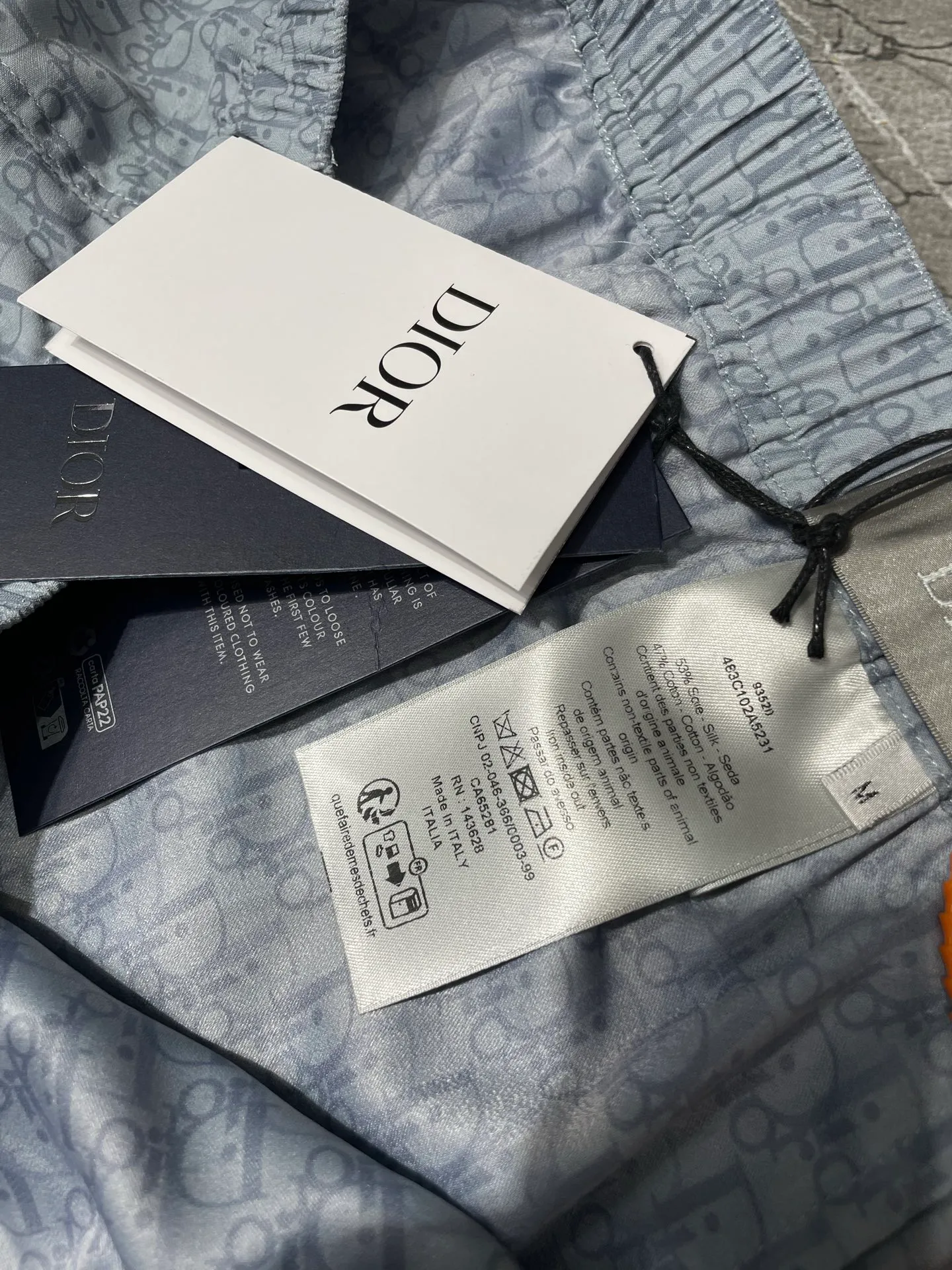 🅿️430 Dior 🌟【Top original order】2025ss all-over logo print suit shorts. The new model highlights the classic Oblique print. Crafted from blue mulberry silk and cotton blend, it features a peaked lapel collar and arc-shaped hem for a casual style. Pair with the matching pieces for a sophisticated summer look. Size: S-XL