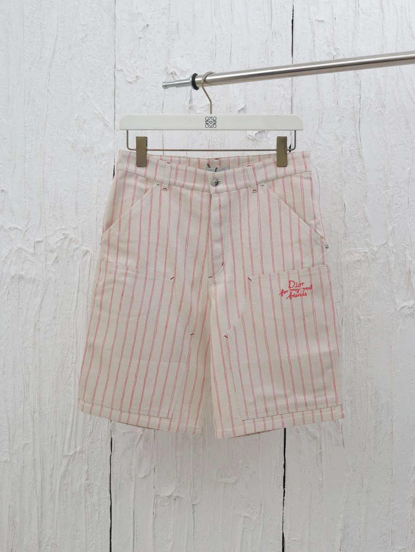 🅿️380 Dio*/Dior 2025 SS new spring and summer jersey shorts. Customized beige cotton fabric, classic pinstripe design all over. Engraved hardware buttons, classic letter logo embroidery in the same color. Matched with brown leather patch on the back, three-dimensional tailoring. Very wide version. Size: S/M/L/XL