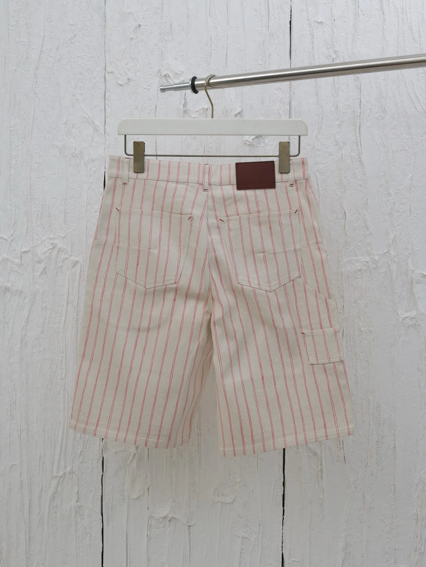 🅿️380 Dio*/Dior 2025 SS new spring and summer jersey shorts. Customized beige cotton fabric, classic pinstripe design all over. Engraved hardware buttons, classic letter logo embroidery in the same color. Matched with brown leather patch on the back, three-dimensional tailoring. Very wide version. Size: S/M/L/XL