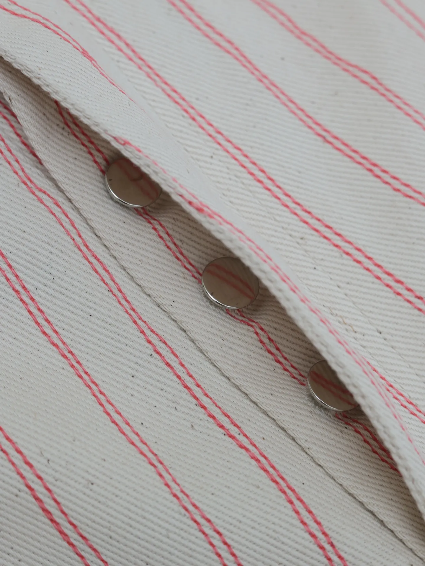 🅿️380 Dio*/Dior 2025 SS new spring and summer jersey shorts. Customized beige cotton fabric, classic pinstripe design all over. Engraved hardware buttons, classic letter logo embroidery in the same color. Matched with brown leather patch on the back, three-dimensional tailoring. Very wide version. Size: S/M/L/XL