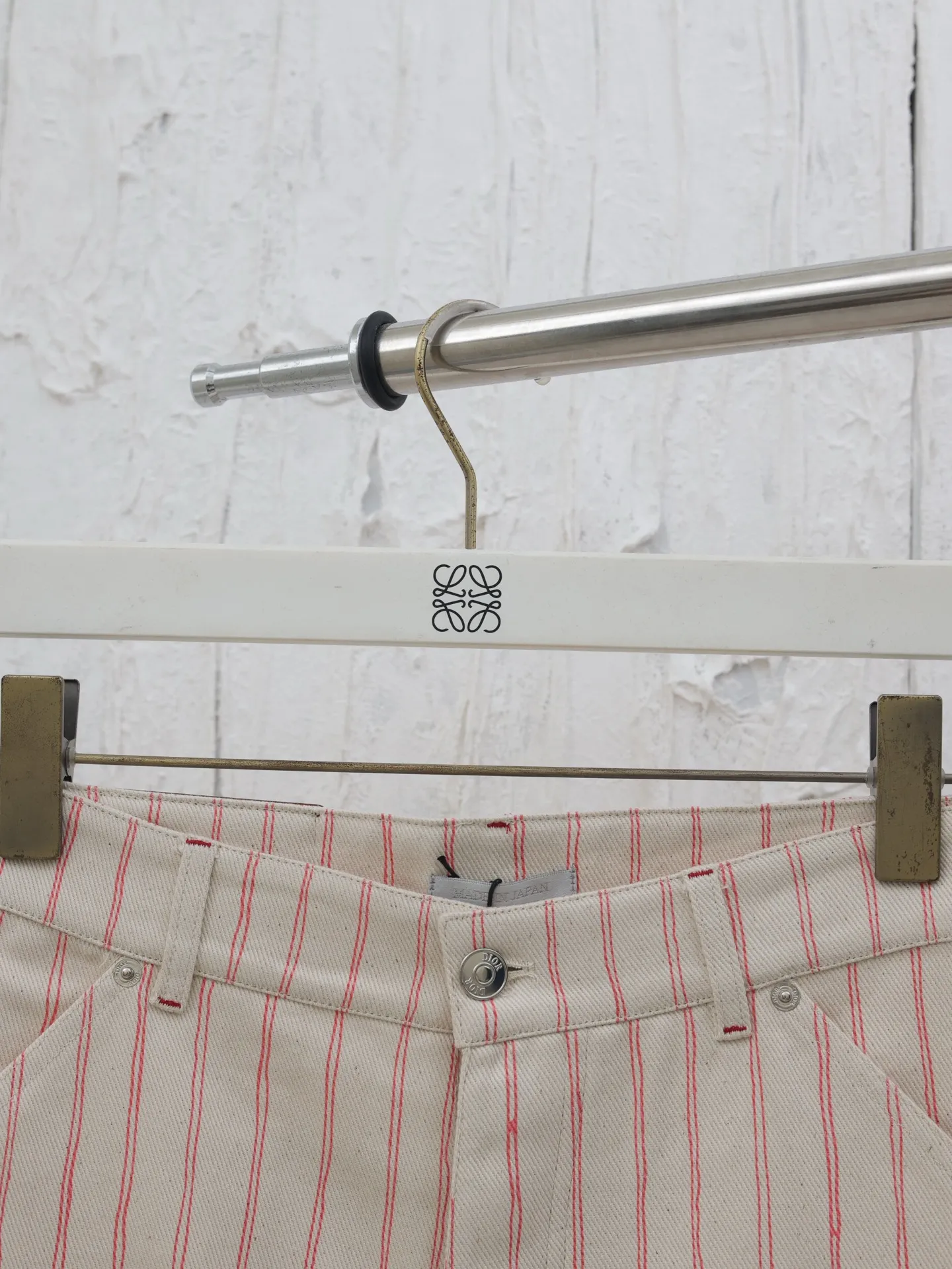 🅿️380 Dio*/Dior 2025 SS new spring and summer jersey shorts. Customized beige cotton fabric, classic pinstripe design all over. Engraved hardware buttons, classic letter logo embroidery in the same color. Matched with brown leather patch on the back, three-dimensional tailoring. Very wide version. Size: S/M/L/XL