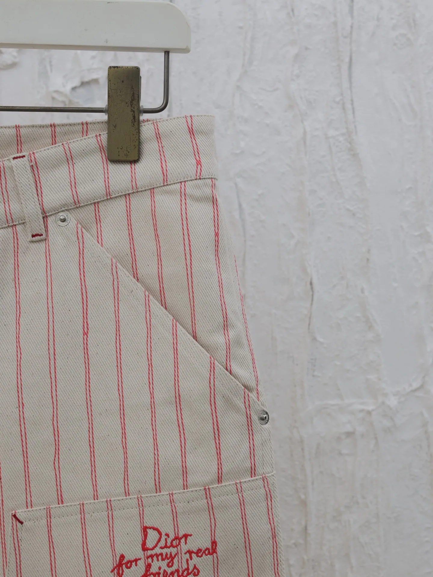 🅿️380 Dio*/Dior 2025 SS new spring and summer jersey shorts. Customized beige cotton fabric, classic pinstripe design all over. Engraved hardware buttons, classic letter logo embroidery in the same color. Matched with brown leather patch on the back, three-dimensional tailoring. Very wide version. Size: S/M/L/XL