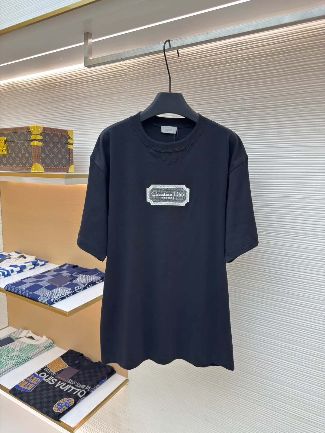 DIOR water-soluble embroidered logo short sleeves ●Authentic product: purchased and developed for 7400 ●Item number: 1680224-A00 ●Fabric: combed cotton compact yarn ●Technology: embroidery ●Version: fitted version ●Weight: about 300 grams ●Size: XS-S-M-L ●Description: The fabric is made of 21s double-yarn combed cotton compact yarn, weight 280g, matched with 32s double-yarn flat machine 1*1 to weave ribs, the front blade embroidery is embroidered with Tajima machine imported from Japan, and polyester-cotton mercerized embroidery thread is used for the bottom The layers are padded with cold water-soluble fabric, and the outer ring is surrounded by overlapping three-dimensional embroidery. The inner letters are embroidered with short needles, and the lines are embroidered with double-needle tatami offset embroidery. The ready-made garments are washed and dissolved with water-soluble fabric. The embroidered part feels soft to the touch, and the inner lining does not cut the flesh when worn.