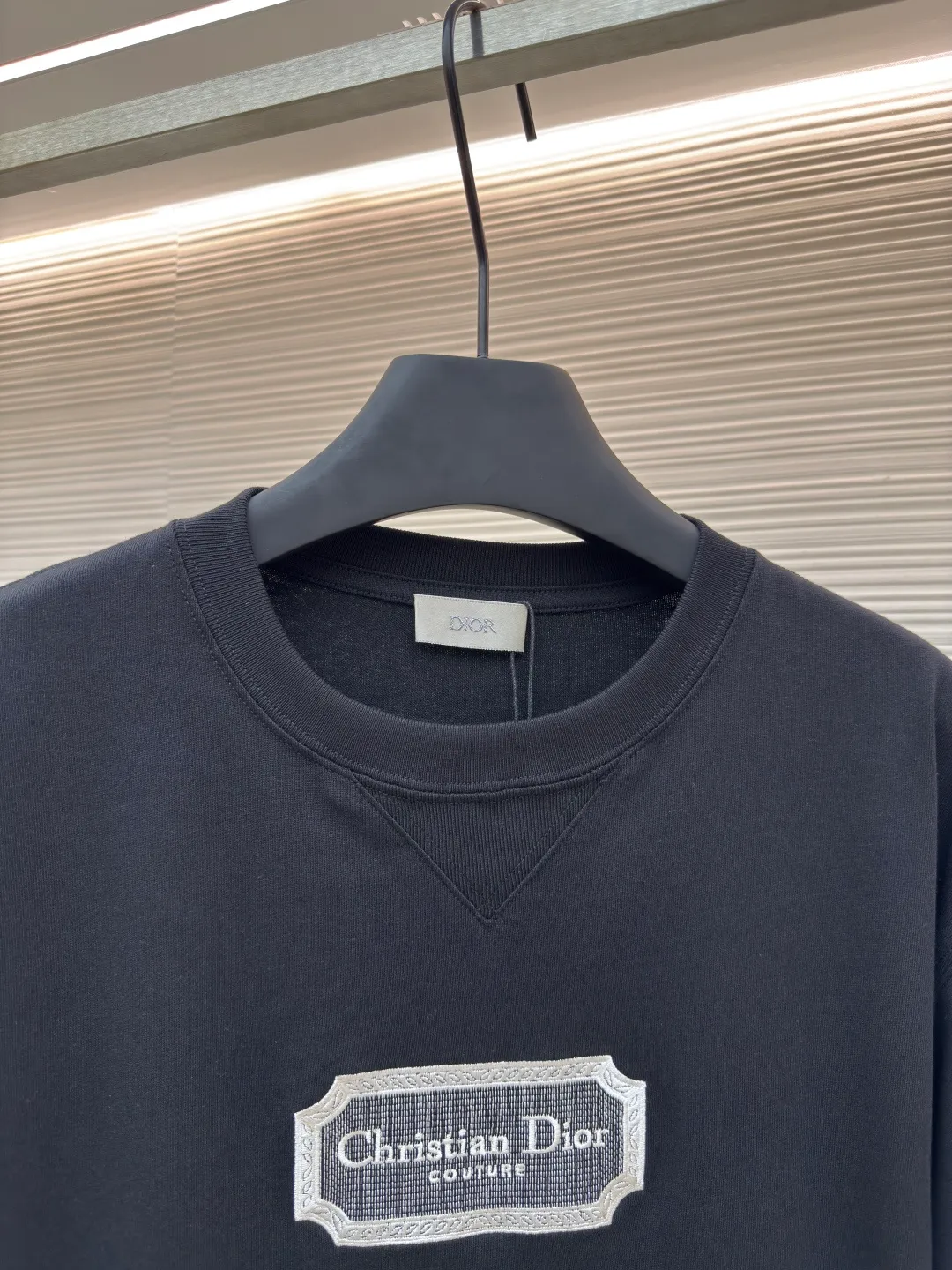 DIOR water-soluble embroidered logo short sleeves ●Authentic product: purchased and developed for 7400 ●Item number: 1680224-A00 ●Fabric: combed cotton compact yarn ●Technology: embroidery ●Version: fitted version ●Weight: about 300 grams ●Size: XS-S-M-L ●Description: The fabric is made of 21s double-yarn combed cotton compact yarn, weight 280g, matched with 32s double-yarn flat machine 1*1 to weave ribs, the front blade embroidery is embroidered with Tajima machine imported from Japan, and polyester-cotton mercerized embroidery thread is used for the bottom The layers are padded with cold water-soluble fabric, and the outer ring is surrounded by overlapping three-dimensional embroidery. The inner letters are embroidered with short needles, and the lines are embroidered with double-needle tatami offset embroidery. The ready-made garments are washed and dissolved with water-soluble fabric. The embroidered part feels soft to the touch, and the inner lining does not cut the flesh when worn.