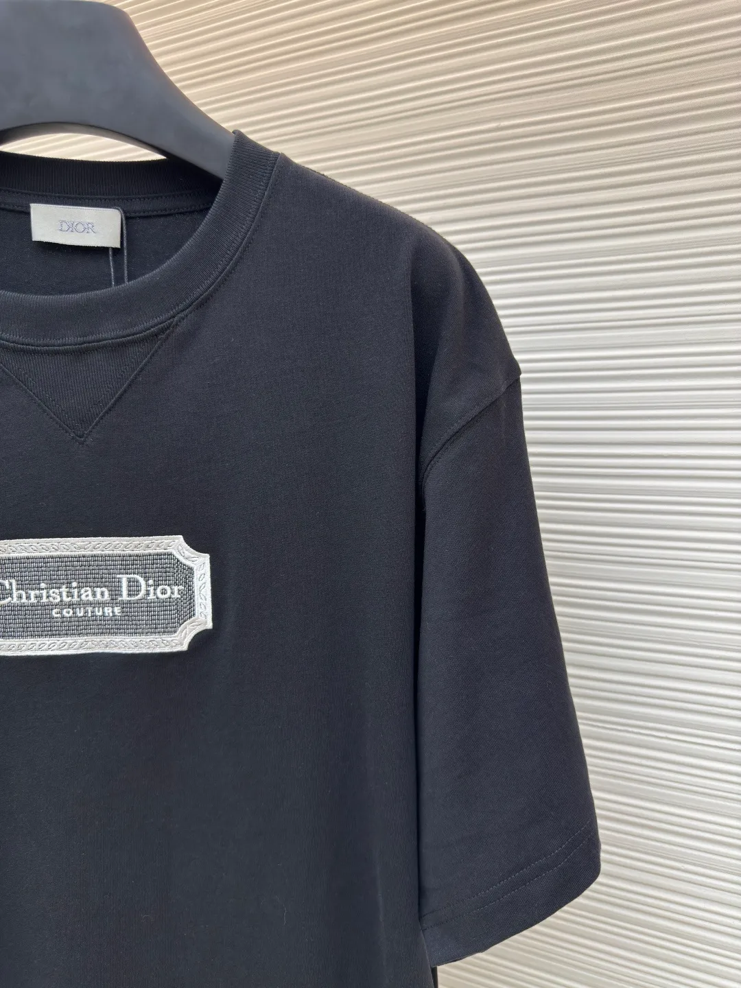 DIOR water-soluble embroidered logo short sleeves ●Authentic product: purchased and developed for 7400 ●Item number: 1680224-A00 ●Fabric: combed cotton compact yarn ●Technology: embroidery ●Version: fitted version ●Weight: about 300 grams ●Size: XS-S-M-L ●Description: The fabric is made of 21s double-yarn combed cotton compact yarn, weight 280g, matched with 32s double-yarn flat machine 1*1 to weave ribs, the front blade embroidery is embroidered with Tajima machine imported from Japan, and polyester-cotton mercerized embroidery thread is used for the bottom The layers are padded with cold water-soluble fabric, and the outer ring is surrounded by overlapping three-dimensional embroidery. The inner letters are embroidered with short needles, and the lines are embroidered with double-needle tatami offset embroidery. The ready-made garments are washed and dissolved with water-soluble fabric. The embroidered part feels soft to the touch, and the inner lining does not cut the flesh when worn.