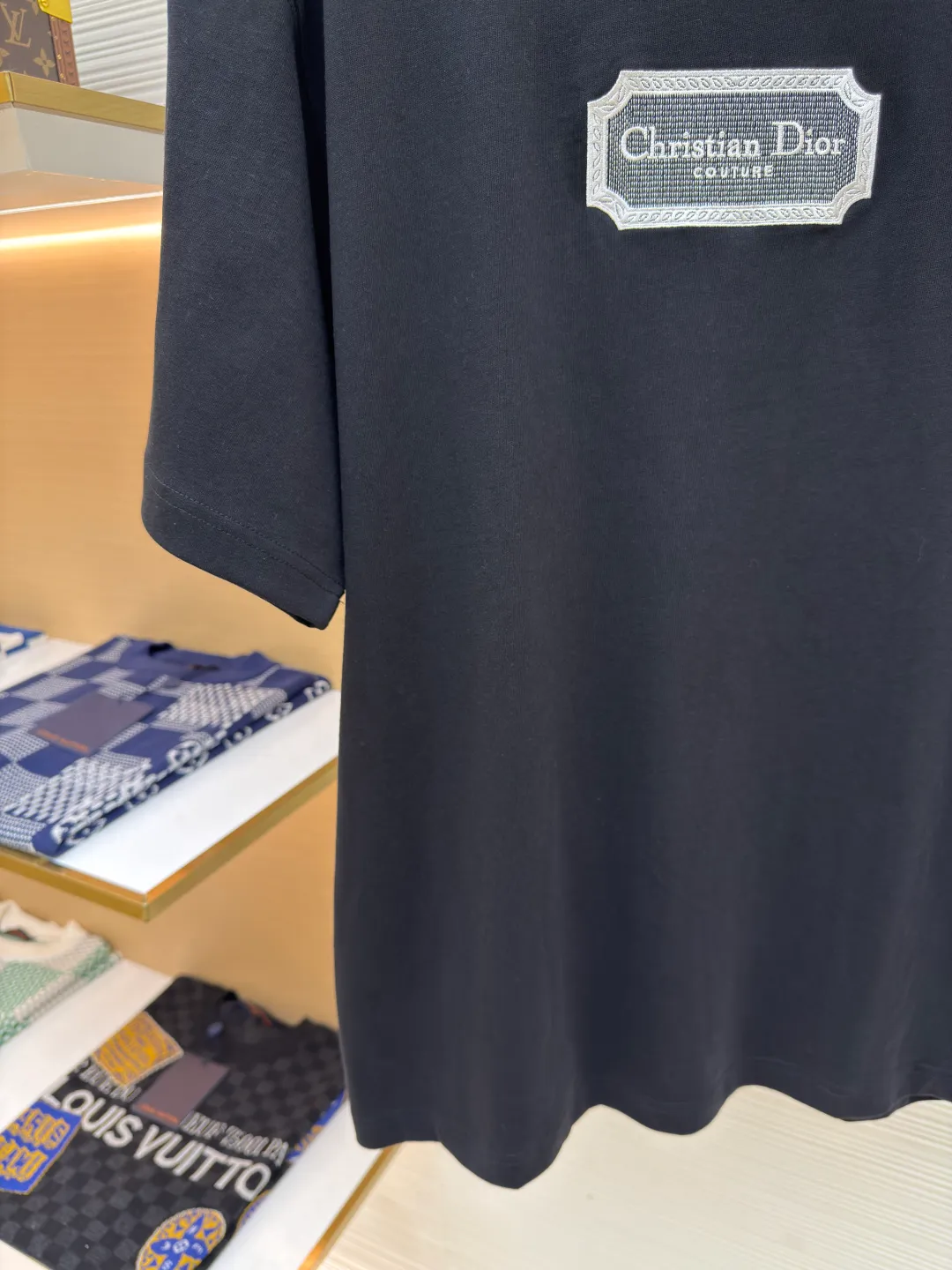 DIOR water-soluble embroidered logo short sleeves ●Authentic product: purchased and developed for 7400 ●Item number: 1680224-A00 ●Fabric: combed cotton compact yarn ●Technology: embroidery ●Version: fitted version ●Weight: about 300 grams ●Size: XS-S-M-L ●Description: The fabric is made of 21s double-yarn combed cotton compact yarn, weight 280g, matched with 32s double-yarn flat machine 1*1 to weave ribs, the front blade embroidery is embroidered with Tajima machine imported from Japan, and polyester-cotton mercerized embroidery thread is used for the bottom The layers are padded with cold water-soluble fabric, and the outer ring is surrounded by overlapping three-dimensional embroidery. The inner letters are embroidered with short needles, and the lines are embroidered with double-needle tatami offset embroidery. The ready-made garments are washed and dissolved with water-soluble fabric. The embroidered part feels soft to the touch, and the inner lining does not cut the flesh when worn.