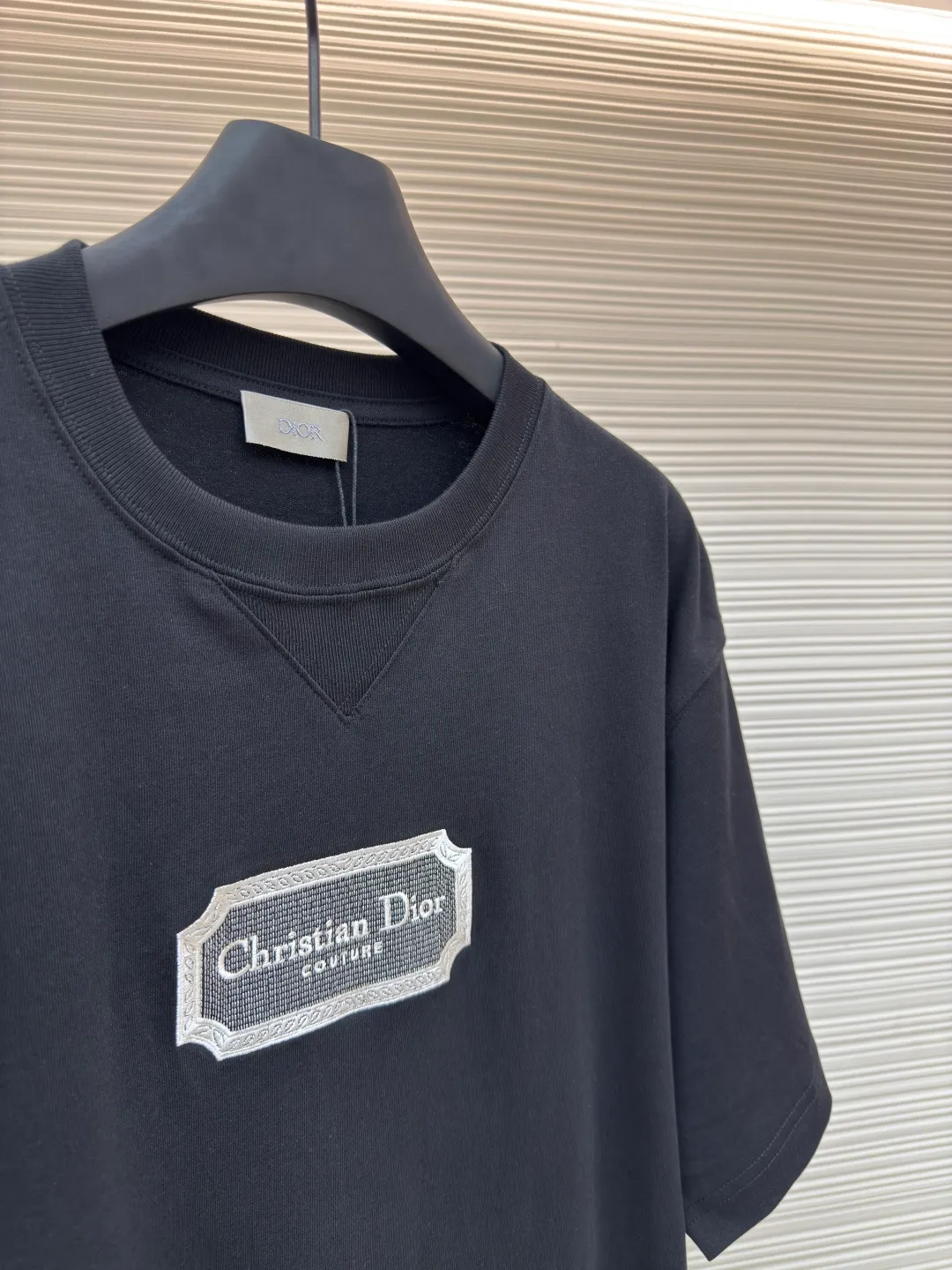 DIOR water-soluble embroidered logo short sleeves ●Authentic product: purchased and developed for 7400 ●Item number: 1680224-A00 ●Fabric: combed cotton compact yarn ●Technology: embroidery ●Version: fitted version ●Weight: about 300 grams ●Size: XS-S-M-L ●Description: The fabric is made of 21s double-yarn combed cotton compact yarn, weight 280g, matched with 32s double-yarn flat machine 1*1 to weave ribs, the front blade embroidery is embroidered with Tajima machine imported from Japan, and polyester-cotton mercerized embroidery thread is used for the bottom The layers are padded with cold water-soluble fabric, and the outer ring is surrounded by overlapping three-dimensional embroidery. The inner letters are embroidered with short needles, and the lines are embroidered with double-needle tatami offset embroidery. The ready-made garments are washed and dissolved with water-soluble fabric. The embroidered part feels soft to the touch, and the inner lining does not cut the flesh when worn.