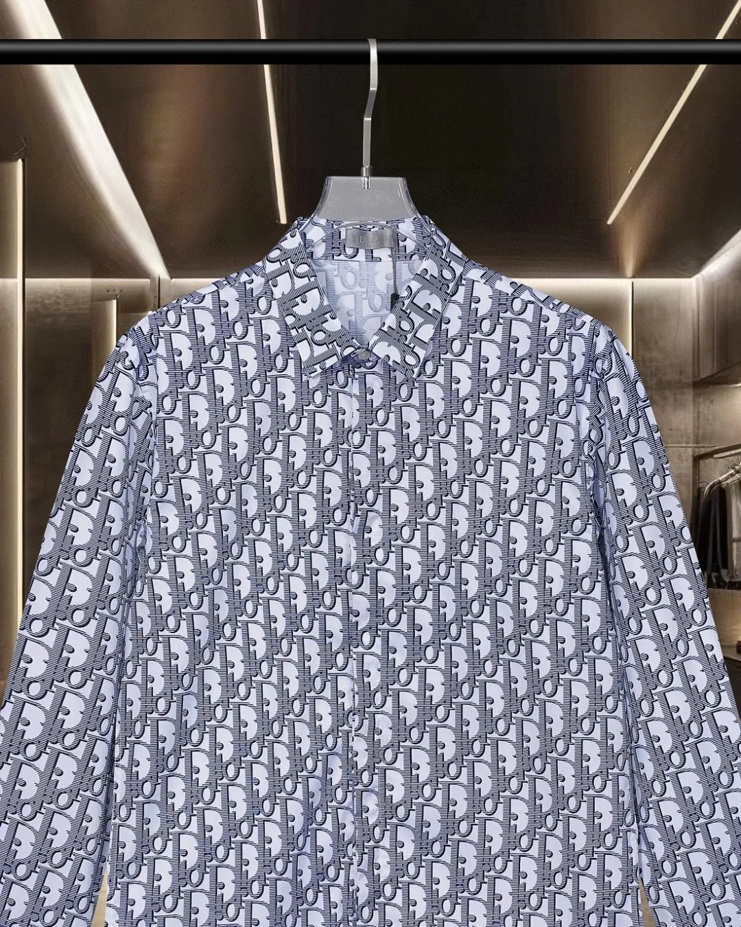 🅿️296 DIOR 🔥The most popular style is coming. Fully printed presbyopic LGOO barrage digital printed long-sleeved shirt. 2025ss official website new long-sleeved shirt, exquisitely printed logo. High-end version, in-store customized fabric. Highly breathable and comfortable, exquisitely crafted, with impeccable detail processing. ✅Customized logo engraved buttons, complete with three labels. Brand element design concept reflects high quality. It feels delicate and soft! It presents a casual cut and the upper body shape is great! 🐍Size: M-XXL
