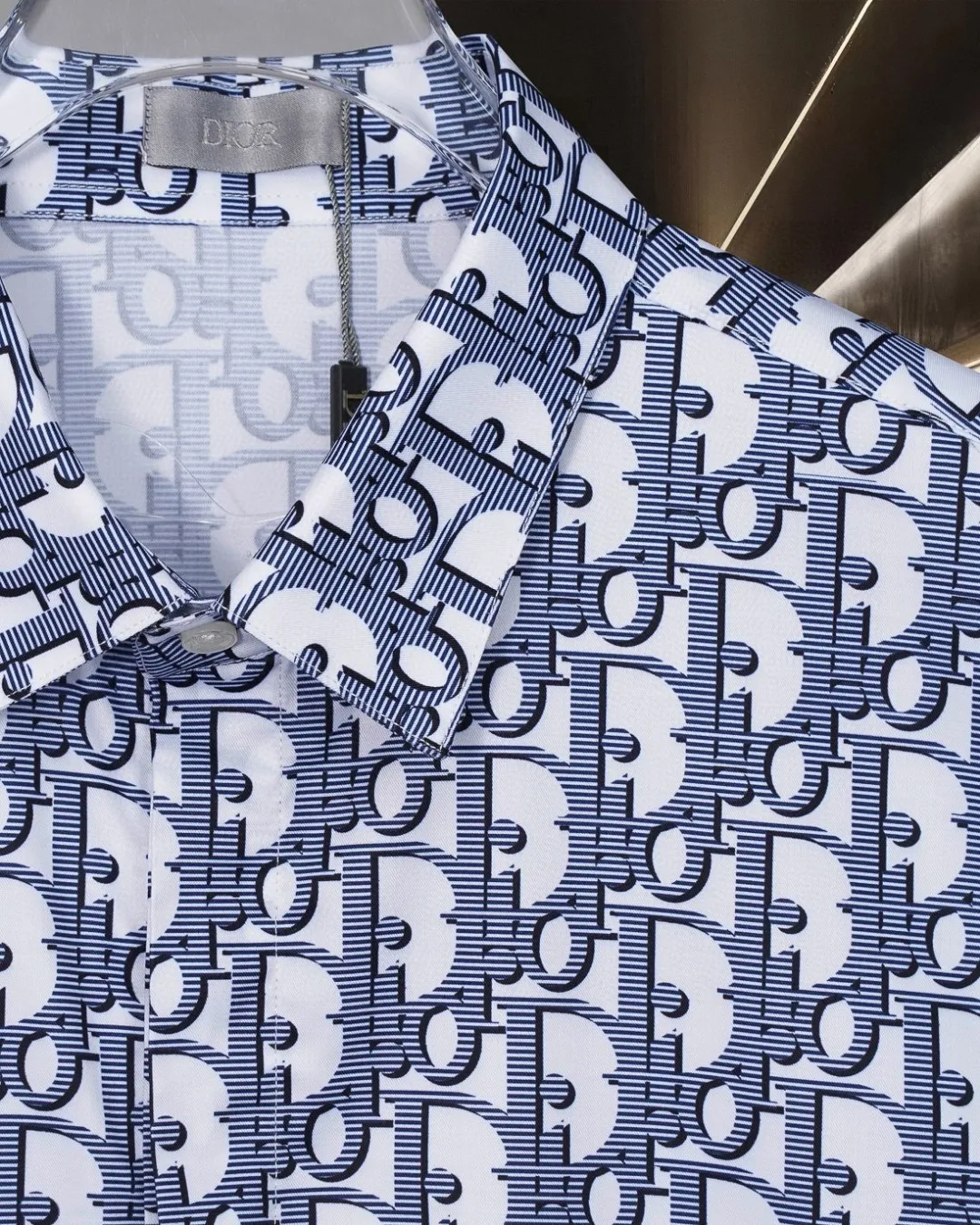🅿️296 DIOR 🔥The most popular style is coming. Fully printed presbyopic LGOO barrage digital printed long-sleeved shirt. 2025ss official website new long-sleeved shirt, exquisitely printed logo. High-end version, in-store customized fabric. Highly breathable and comfortable, exquisitely crafted, with impeccable detail processing. ✅Customized logo engraved buttons, complete with three labels. Brand element design concept reflects high quality. It feels delicate and soft! It presents a casual cut and the upper body shape is great! 🐍Size: M-XXL