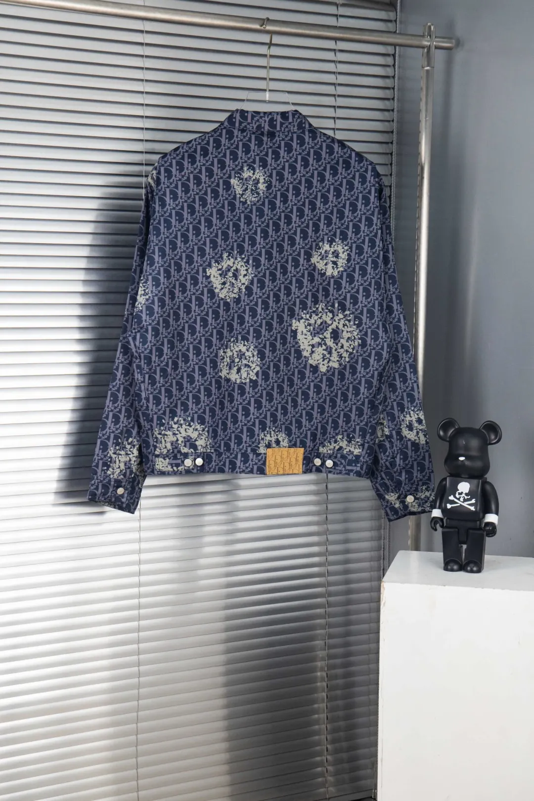 🅿️330 new model number: G134 DIOR Dior's new full-print floral presbyopic letter zipper jacket couple's jacket top (same style as Jay Chou) 1️⃣ Made of custom dyed fabric, laser positioning and cutting, perfect control of workmanship details, the upper body effect is very comfortable! 2️⃣Many celebrities have the same upper body, Xiaohongshu’s popular model, which is different from the lower version in the market! It is very youthful and energetic, and can be easily worn by both men and women. It is very in line with the fashion aesthetic concepts of today's young people! 3️⃣Full set of customized accessories, same style for men and women Color: blue Size: S, M, L, XL