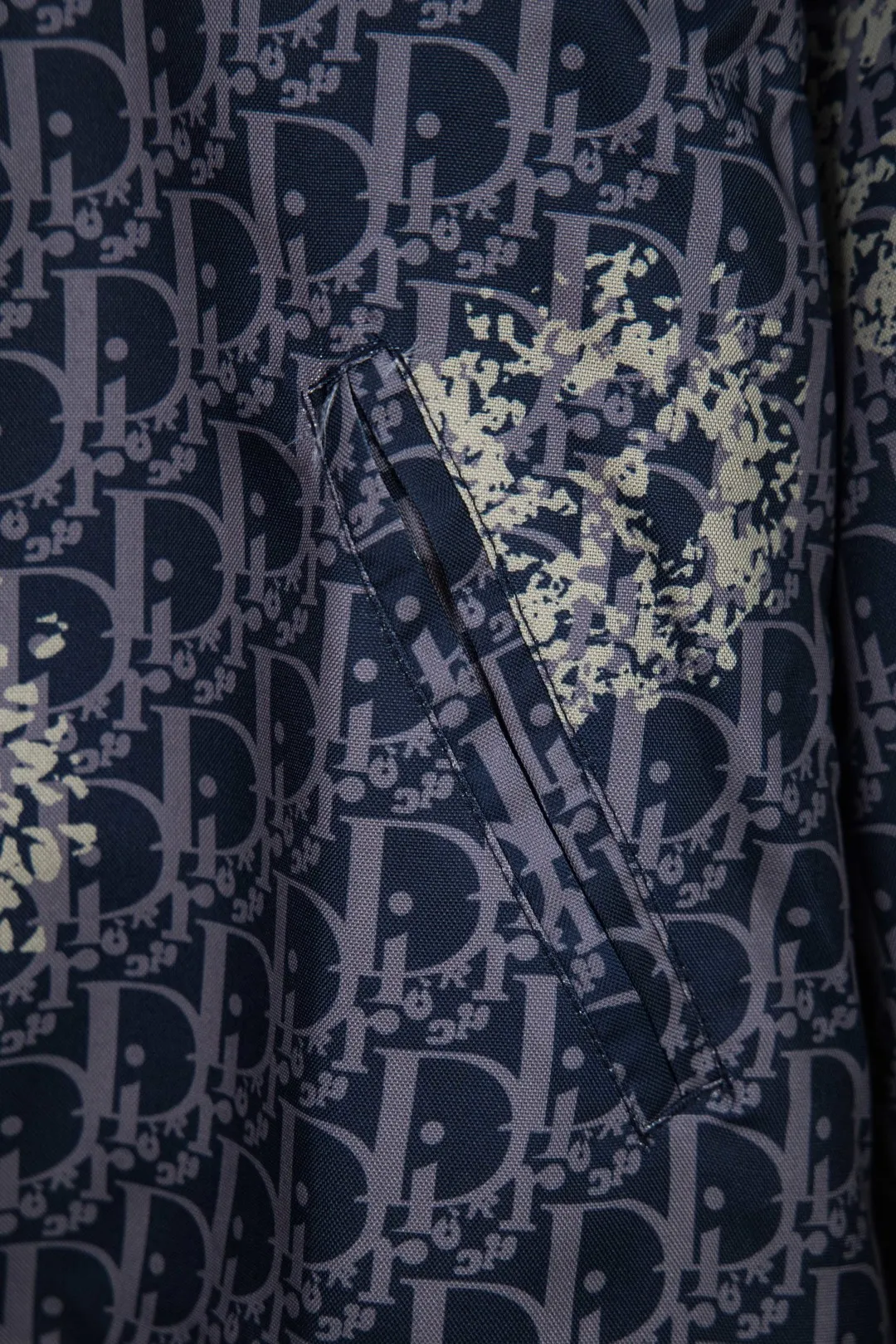🅿️330 new model number: G134 DIOR Dior's new full-print floral presbyopic letter zipper jacket couple's jacket top (same style as Jay Chou) 1️⃣ Made of custom dyed fabric, laser positioning and cutting, perfect control of workmanship details, the upper body effect is very comfortable! 2️⃣Many celebrities have the same upper body, Xiaohongshu’s popular model, which is different from the lower version in the market! It is very youthful and energetic, and can be easily worn by both men and women. It is very in line with the fashion aesthetic concepts of today's young people! 3️⃣Full set of customized accessories, same style for men and women Color: blue Size: S, M, L, XL