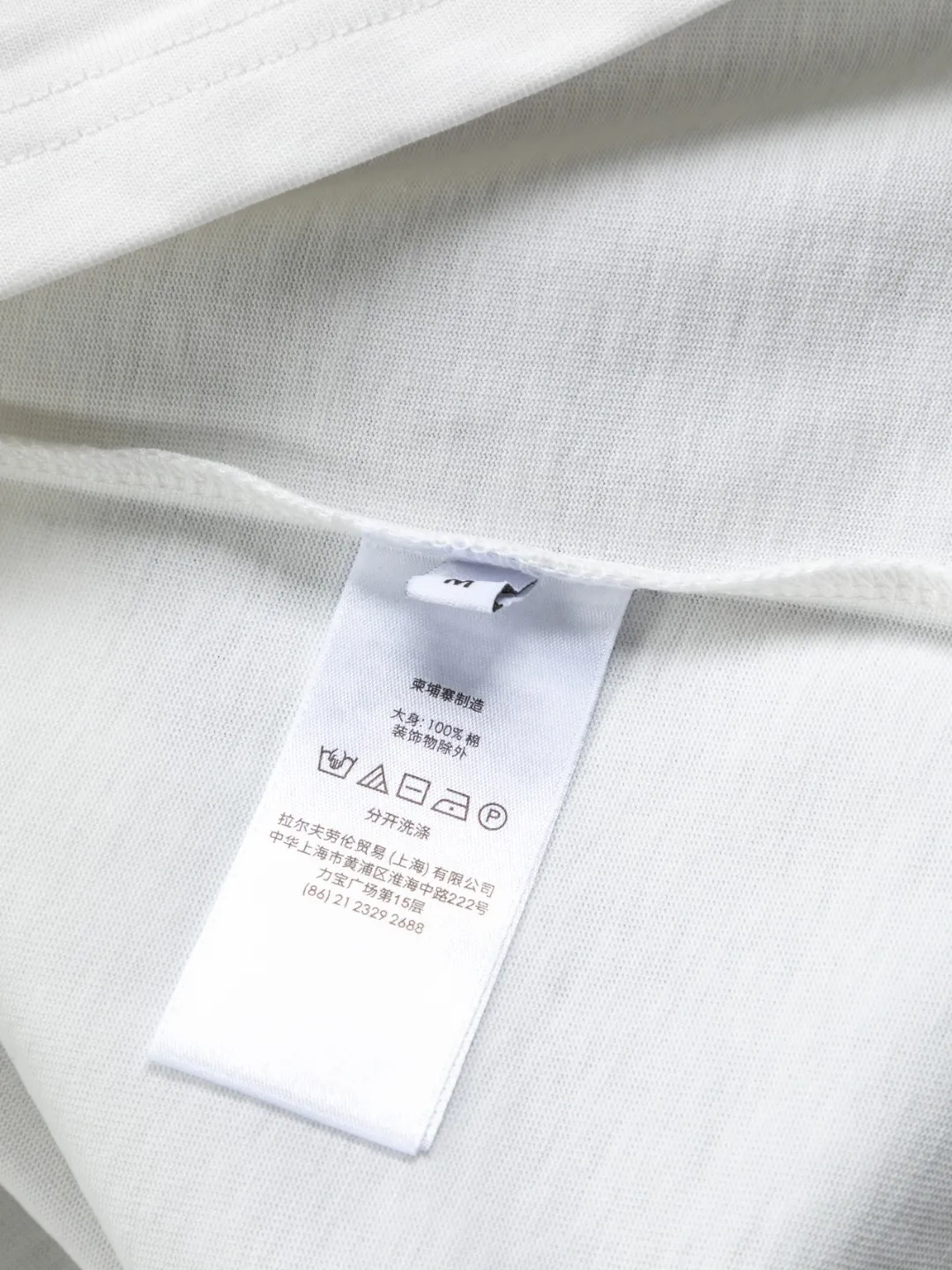 🅿️190 Dior Dior micro wide version CD micro wide version S-Xl 25ss forever unbeatable classic style permanent boutique counter eternal classic style CD silver label letter embroidery🪡logo pattern As the leader in the luxury world, the D family is well-deserved. The first thing that catches the eye is the loose and comfortable black and white solid color version of the piece we are going to talk about today. The ribbed round collar has become the best modification of its version, and the D family has the upper body LOGO listed on the front, and the unique embroidery design of the letter logo patch highlights the texture! The most traditional modification method combined with the simplest color scale contrast forms the strongest and direct contrast, and this is often the most concise and clear minimalist modification method~~A nostalgic classic atmosphere also spreads in this work inadvertently! ! Featuring a distinctive 47 logo patch embroidery on the front, a unique tribute to Dior's historic year! Coupled with the blessing of 320 grams of cotton material, both the upper body comfort and the existence are unparalleled. It can be said to be a must-have companion in summer. The excellent breathability and comfortable wearing feeling are unparalleled~ Recommended! ! Color: Black and white Size: S-XL Size chart: S: Shoulder width 55-Bust 56-Length 71.5 M: Shoulder width 56.5-Bust 58-Length 73 L: Shoulder width 58-Bust 60-Length 74.5 XL: Shoulder width 59.5-Bust 62-Length 76