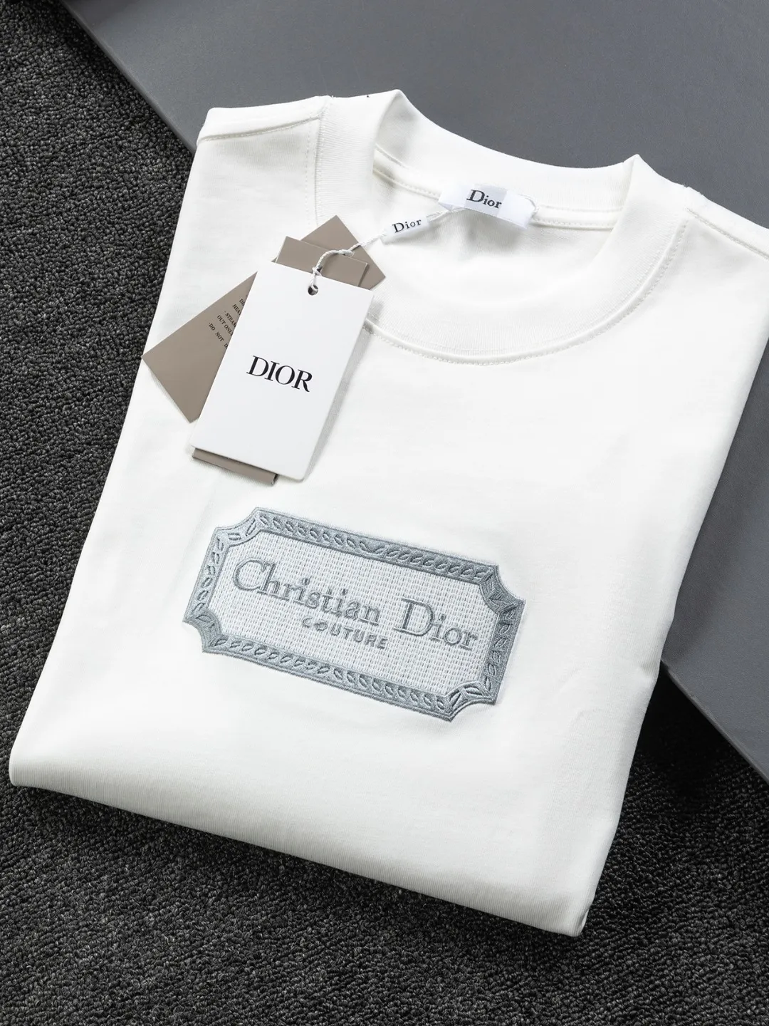 🅿️190 Dior Dior micro wide version CD micro wide version S-Xl 25ss forever unbeatable classic style permanent boutique counter eternal classic style CD silver label letter embroidery🪡logo pattern As the leader in the luxury world, the D family is well-deserved. The first thing that catches the eye is the loose and comfortable black and white solid color version of the piece we are going to talk about today. The ribbed round collar has become the best modification of its version, and the D family has the upper body LOGO listed on the front, and the unique embroidery design of the letter logo patch highlights the texture! The most traditional modification method combined with the simplest color scale contrast forms the strongest and direct contrast, and this is often the most concise and clear minimalist modification method~~A nostalgic classic atmosphere also spreads in this work inadvertently! ! Featuring a distinctive 47 logo patch embroidery on the front, a unique tribute to Dior's historic year! Coupled with the blessing of 320 grams of cotton material, both the upper body comfort and the existence are unparalleled. It can be said to be a must-have companion in summer. The excellent breathability and comfortable wearing feeling are unparalleled~ Recommended! ! Color: Black and white Size: S-XL Size chart: S: Shoulder width 55-Bust 56-Length 71.5 M: Shoulder width 56.5-Bust 58-Length 73 L: Shoulder width 58-Bust 60-Length 74.5 XL: Shoulder width 59.5-Bust 62-Length 76