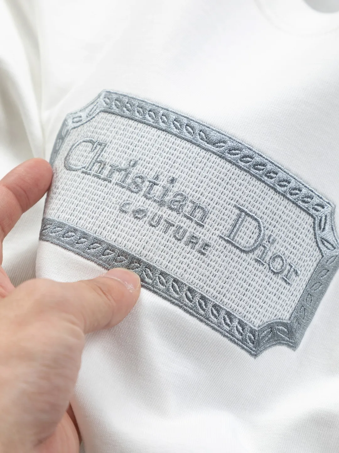 🅿️190 Dior Dior micro wide version CD micro wide version S-Xl 25ss forever unbeatable classic style permanent boutique counter eternal classic style CD silver label letter embroidery🪡logo pattern As the leader in the luxury world, the D family is well-deserved. The first thing that catches the eye is the loose and comfortable black and white solid color version of the piece we are going to talk about today. The ribbed round collar has become the best modification of its version, and the D family has the upper body LOGO listed on the front, and the unique embroidery design of the letter logo patch highlights the texture! The most traditional modification method combined with the simplest color scale contrast forms the strongest and direct contrast, and this is often the most concise and clear minimalist modification method~~A nostalgic classic atmosphere also spreads in this work inadvertently! ! Featuring a distinctive 47 logo patch embroidery on the front, a unique tribute to Dior's historic year! Coupled with the blessing of 320 grams of cotton material, both the upper body comfort and the existence are unparalleled. It can be said to be a must-have companion in summer. The excellent breathability and comfortable wearing feeling are unparalleled~ Recommended! ! Color: Black and white Size: S-XL Size chart: S: Shoulder width 55-Bust 56-Length 71.5 M: Shoulder width 56.5-Bust 58-Length 73 L: Shoulder width 58-Bust 60-Length 74.5 XL: Shoulder width 59.5-Bust 62-Length 76