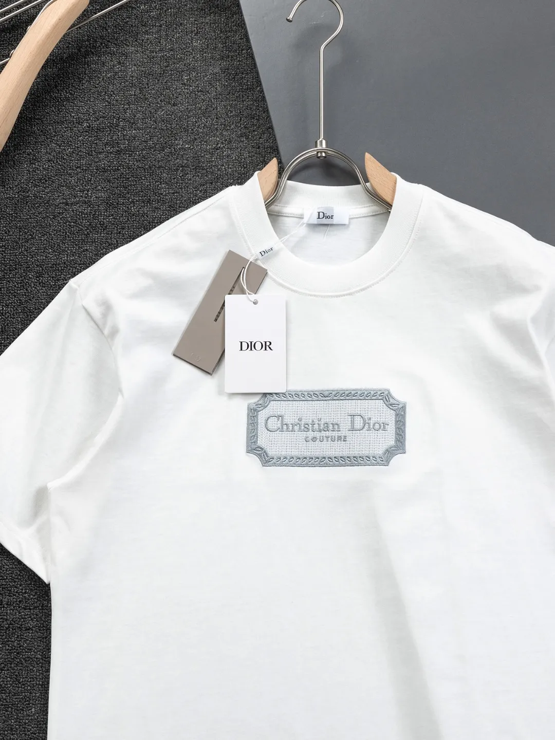 🅿️190 Dior Dior micro wide version CD micro wide version S-Xl 25ss forever unbeatable classic style permanent boutique counter eternal classic style CD silver label letter embroidery🪡logo pattern As the leader in the luxury world, the D family is well-deserved. The first thing that catches the eye is the loose and comfortable black and white solid color version of the piece we are going to talk about today. The ribbed round collar has become the best modification of its version, and the D family has the upper body LOGO listed on the front, and the unique embroidery design of the letter logo patch highlights the texture! The most traditional modification method combined with the simplest color scale contrast forms the strongest and direct contrast, and this is often the most concise and clear minimalist modification method~~A nostalgic classic atmosphere also spreads in this work inadvertently! ! Featuring a distinctive 47 logo patch embroidery on the front, a unique tribute to Dior's historic year! Coupled with the blessing of 320 grams of cotton material, both the upper body comfort and the existence are unparalleled. It can be said to be a must-have companion in summer. The excellent breathability and comfortable wearing feeling are unparalleled~ Recommended! ! Color: Black and white Size: S-XL Size chart: S: Shoulder width 55-Bust 56-Length 71.5 M: Shoulder width 56.5-Bust 58-Length 73 L: Shoulder width 58-Bust 60-Length 74.5 XL: Shoulder width 59.5-Bust 62-Length 76