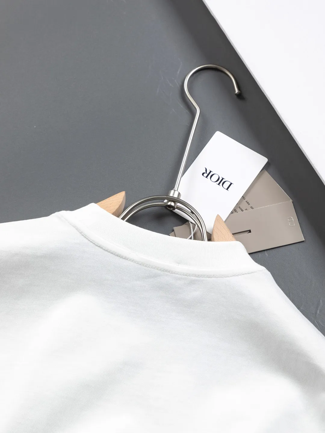 🅿️190 Dior Dior micro wide version CD micro wide version S-Xl 25ss forever unbeatable classic style permanent boutique counter eternal classic style CD silver label letter embroidery🪡logo pattern As the leader in the luxury world, the D family is well-deserved. The first thing that catches the eye is the loose and comfortable black and white solid color version of the piece we are going to talk about today. The ribbed round collar has become the best modification of its version, and the D family has the upper body LOGO listed on the front, and the unique embroidery design of the letter logo patch highlights the texture! The most traditional modification method combined with the simplest color scale contrast forms the strongest and direct contrast, and this is often the most concise and clear minimalist modification method~~A nostalgic classic atmosphere also spreads in this work inadvertently! ! Featuring a distinctive 47 logo patch embroidery on the front, a unique tribute to Dior's historic year! Coupled with the blessing of 320 grams of cotton material, both the upper body comfort and the existence are unparalleled. It can be said to be a must-have companion in summer. The excellent breathability and comfortable wearing feeling are unparalleled~ Recommended! ! Color: Black and white Size: S-XL Size chart: S: Shoulder width 55-Bust 56-Length 71.5 M: Shoulder width 56.5-Bust 58-Length 73 L: Shoulder width 58-Bust 60-Length 74.5 XL: Shoulder width 59.5-Bust 62-Length 76