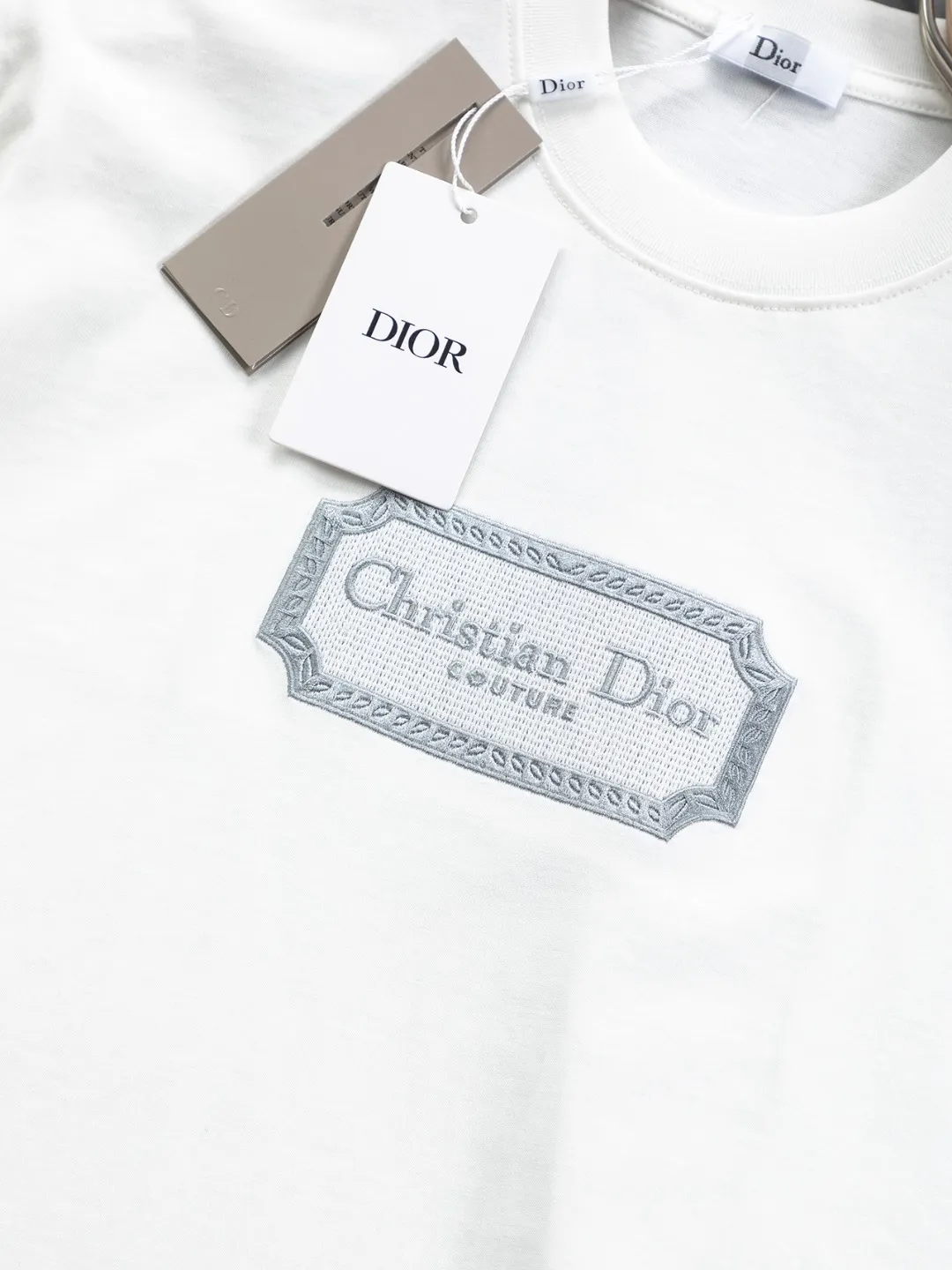 🅿️190 Dior Dior micro wide version CD micro wide version S-Xl 25ss forever unbeatable classic style permanent boutique counter eternal classic style CD silver label letter embroidery🪡logo pattern As the leader in the luxury world, the D family is well-deserved. The first thing that catches the eye is the loose and comfortable black and white solid color version of the piece we are going to talk about today. The ribbed round collar has become the best modification of its version, and the D family has the upper body LOGO listed on the front, and the unique embroidery design of the letter logo patch highlights the texture! The most traditional modification method combined with the simplest color scale contrast forms the strongest and direct contrast, and this is often the most concise and clear minimalist modification method~~A nostalgic classic atmosphere also spreads in this work inadvertently! ! Featuring a distinctive 47 logo patch embroidery on the front, a unique tribute to Dior's historic year! Coupled with the blessing of 320 grams of cotton material, both the upper body comfort and the existence are unparalleled. It can be said to be a must-have companion in summer. The excellent breathability and comfortable wearing feeling are unparalleled~ Recommended! ! Color: Black and white Size: S-XL Size chart: S: Shoulder width 55-Bust 56-Length 71.5 M: Shoulder width 56.5-Bust 58-Length 73 L: Shoulder width 58-Bust 60-Length 74.5 XL: Shoulder width 59.5-Bust 62-Length 76