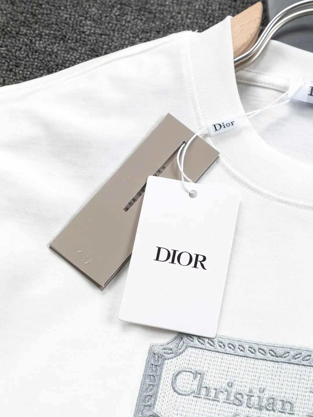 🅿️190 Dior Dior micro wide version CD micro wide version S-Xl 25ss forever unbeatable classic style permanent boutique counter eternal classic style CD silver label letter embroidery🪡logo pattern As the leader in the luxury world, the D family is well-deserved. The first thing that catches the eye is the loose and comfortable black and white solid color version of the piece we are going to talk about today. The ribbed round collar has become the best modification of its version, and the D family has the upper body LOGO listed on the front, and the unique embroidery design of the letter logo patch highlights the texture! The most traditional modification method combined with the simplest color scale contrast forms the strongest and direct contrast, and this is often the most concise and clear minimalist modification method~~A nostalgic classic atmosphere also spreads in this work inadvertently! ! Featuring a distinctive 47 logo patch embroidery on the front, a unique tribute to Dior's historic year! Coupled with the blessing of 320 grams of cotton material, both the upper body comfort and the existence are unparalleled. It can be said to be a must-have companion in summer. The excellent breathability and comfortable wearing feeling are unparalleled~ Recommended! ! Color: Black and white Size: S-XL Size chart: S: Shoulder width 55-Bust 56-Length 71.5 M: Shoulder width 56.5-Bust 58-Length 73 L: Shoulder width 58-Bust 60-Length 74.5 XL: Shoulder width 59.5-Bust 62-Length 76