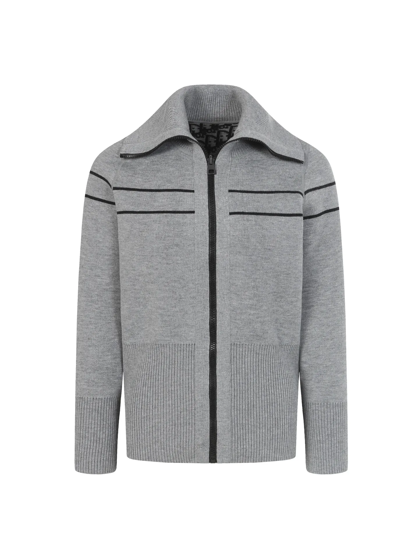 🅿️530 CD 25FW presbyopic double-sided military collar zipper knitted jacket [grey] The original purchase was 32,000 and developed. The fabric is carefully made of high-quality cashmere blended knitted fabric. This DIOR cardigan reinterprets the brand's classic logo in an innovative way. The double-sided design brings two wearing styles: one side is simple and pure gray, and the other side shows the iconic Oblique print pattern. The short slim fit and front zipper closure make it easy to wear on a daily basis. The details are ribbed on the collar, cuffs and hem to ensure comfort and maintain the silhouette. The medium-thick knit gives the garment just the right amount of warmth and drape. The lining-free design maintains the overall lightness. Professional dry cleaning is recommended. This cardigan can be layered with Oblique printed items from the same series to easily create a layered and exquisite look, perfectly demonstrating DIOR's ultimate pursuit of materials and craftsmanship. Size:S/M/L