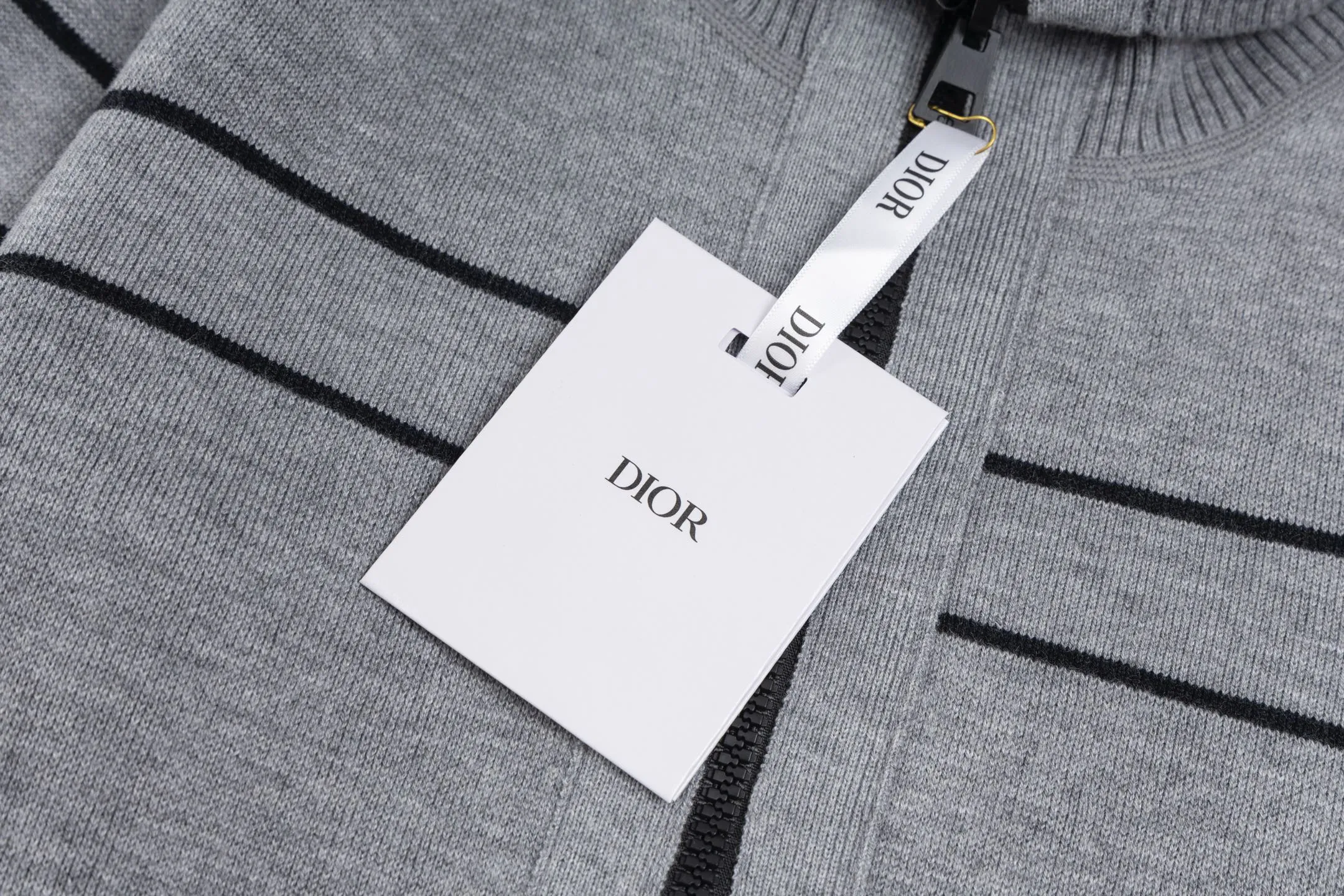 🅿️530 CD 25FW presbyopic double-sided military collar zipper knitted jacket [grey] The original purchase was 32,000 and developed. The fabric is carefully made of high-quality cashmere blended knitted fabric. This DIOR cardigan reinterprets the brand's classic logo in an innovative way. The double-sided design brings two wearing styles: one side is simple and pure gray, and the other side shows the iconic Oblique print pattern. The short slim fit and front zipper closure make it easy to wear on a daily basis. The details are ribbed on the collar, cuffs and hem to ensure comfort and maintain the silhouette. The medium-thick knit gives the garment just the right amount of warmth and drape. The lining-free design maintains the overall lightness. Professional dry cleaning is recommended. This cardigan can be layered with Oblique printed items from the same series to easily create a layered and exquisite look, perfectly demonstrating DIOR's ultimate pursuit of materials and craftsmanship. Size:S/M/L