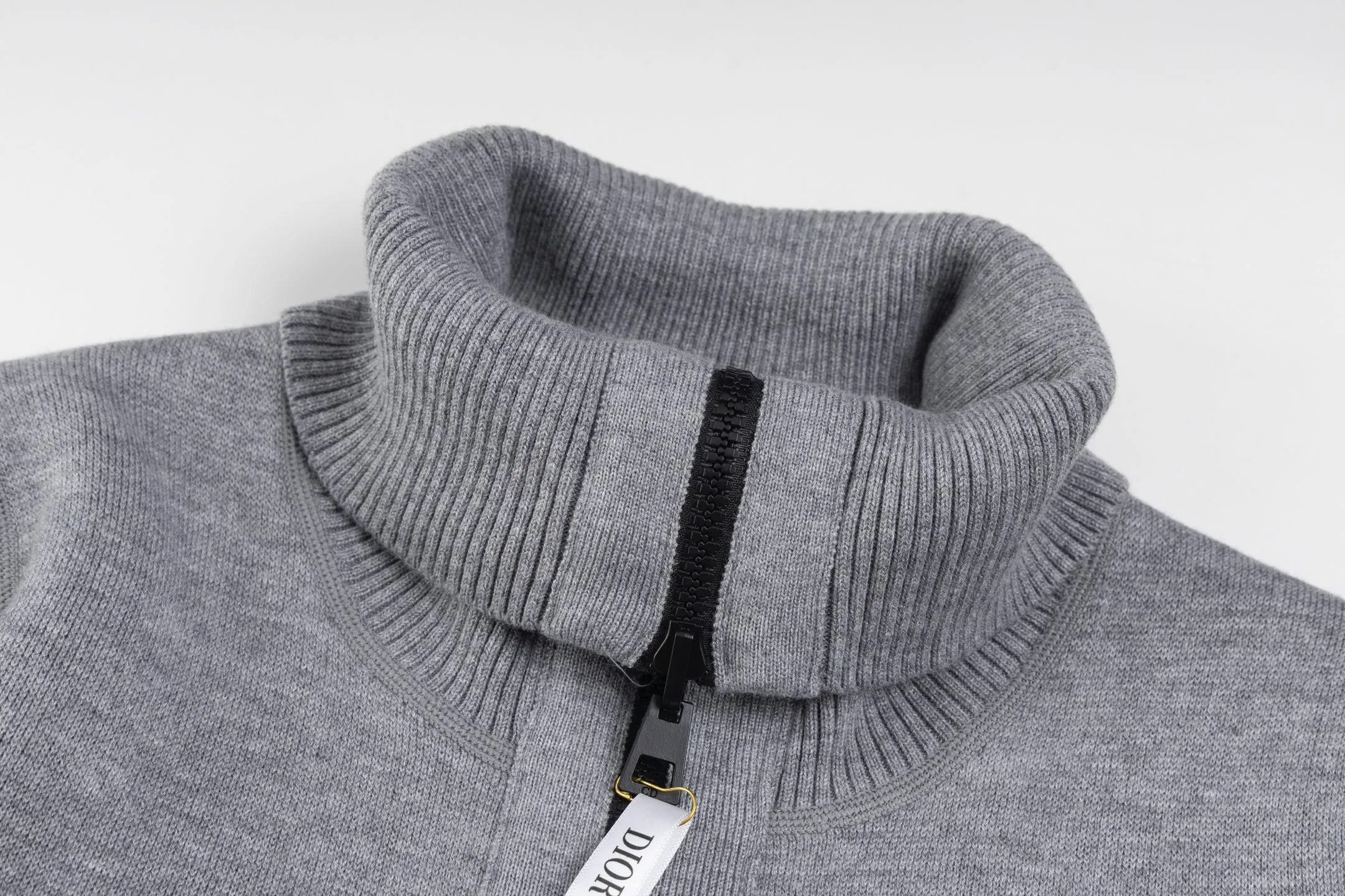 🅿️530 CD 25FW presbyopic double-sided military collar zipper knitted jacket [grey] The original purchase was 32,000 and developed. The fabric is carefully made of high-quality cashmere blended knitted fabric. This DIOR cardigan reinterprets the brand's classic logo in an innovative way. The double-sided design brings two wearing styles: one side is simple and pure gray, and the other side shows the iconic Oblique print pattern. The short slim fit and front zipper closure make it easy to wear on a daily basis. The details are ribbed on the collar, cuffs and hem to ensure comfort and maintain the silhouette. The medium-thick knit gives the garment just the right amount of warmth and drape. The lining-free design maintains the overall lightness. Professional dry cleaning is recommended. This cardigan can be layered with Oblique printed items from the same series to easily create a layered and exquisite look, perfectly demonstrating DIOR's ultimate pursuit of materials and craftsmanship. Size:S/M/L